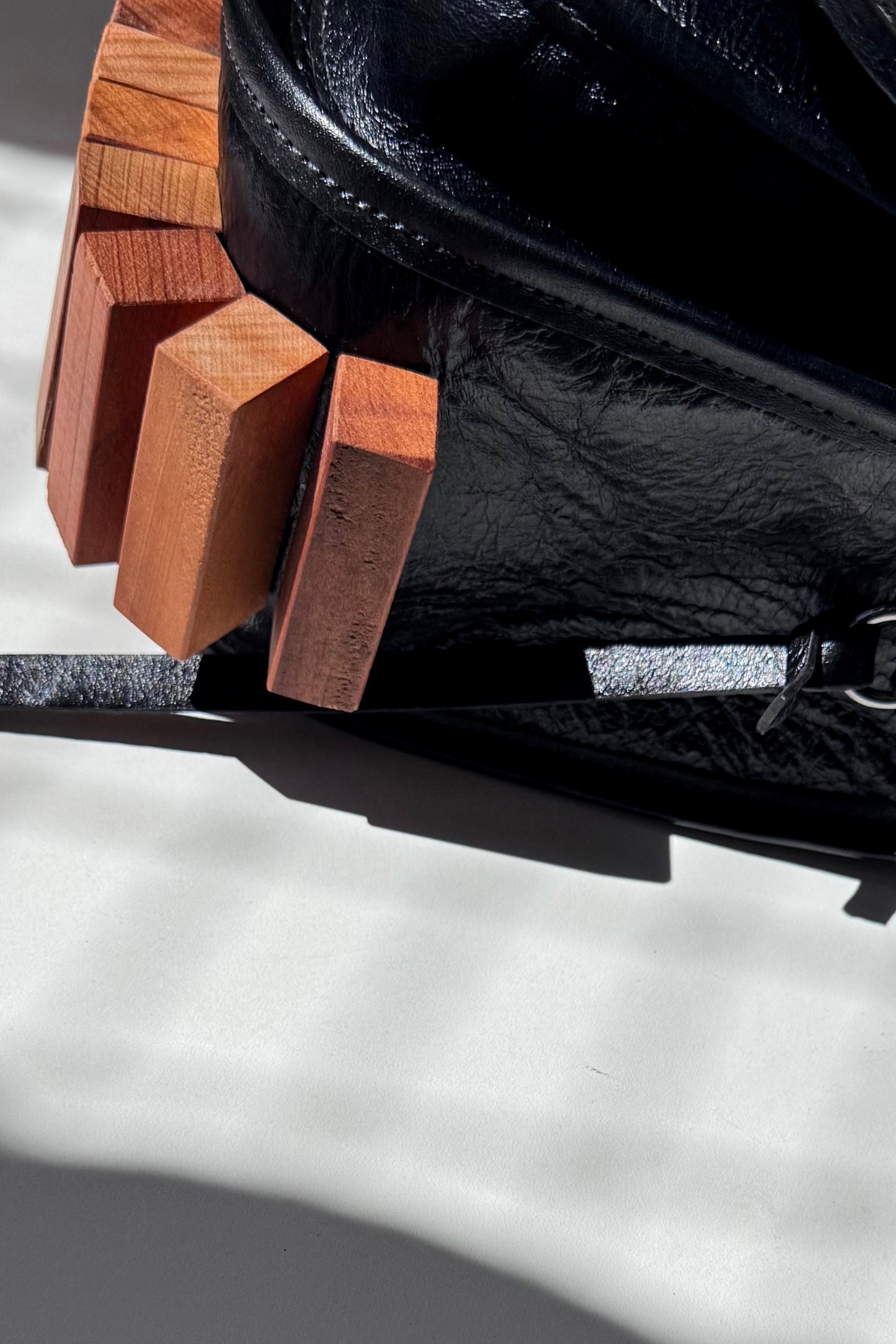 BOLSA RESTINGA NANO - couro carvão