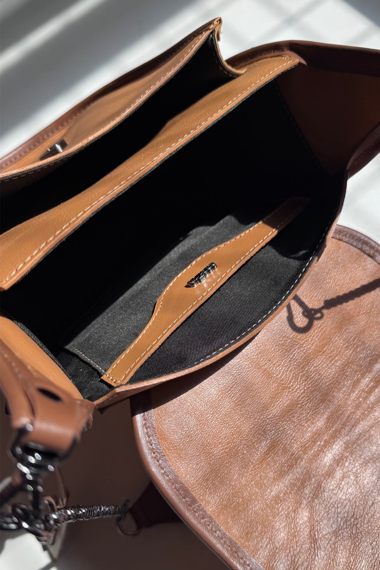 BOLSA RESTINGA - couro ocre e noz