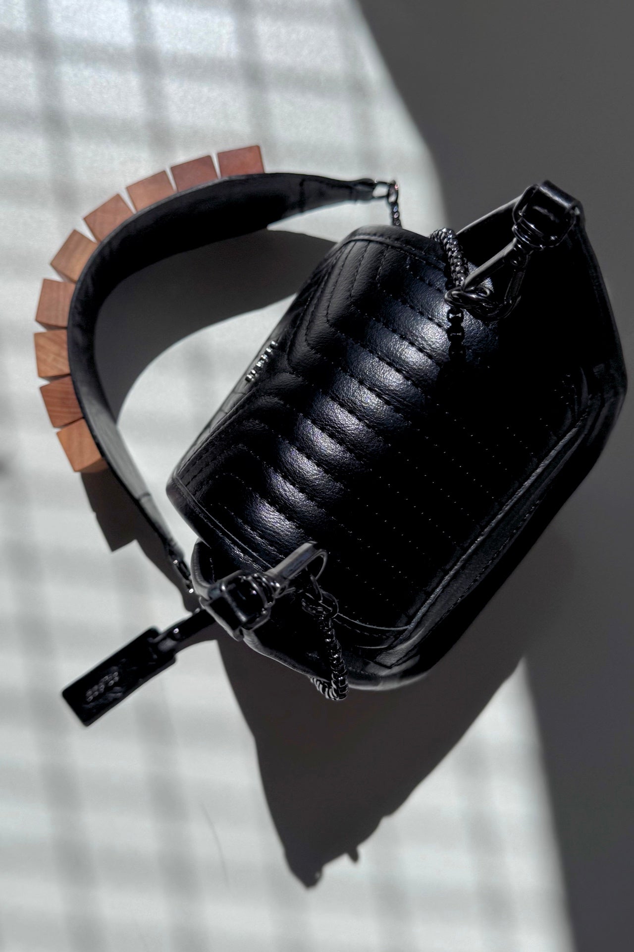 BOLSA RESTINGA NANO - couro carvão