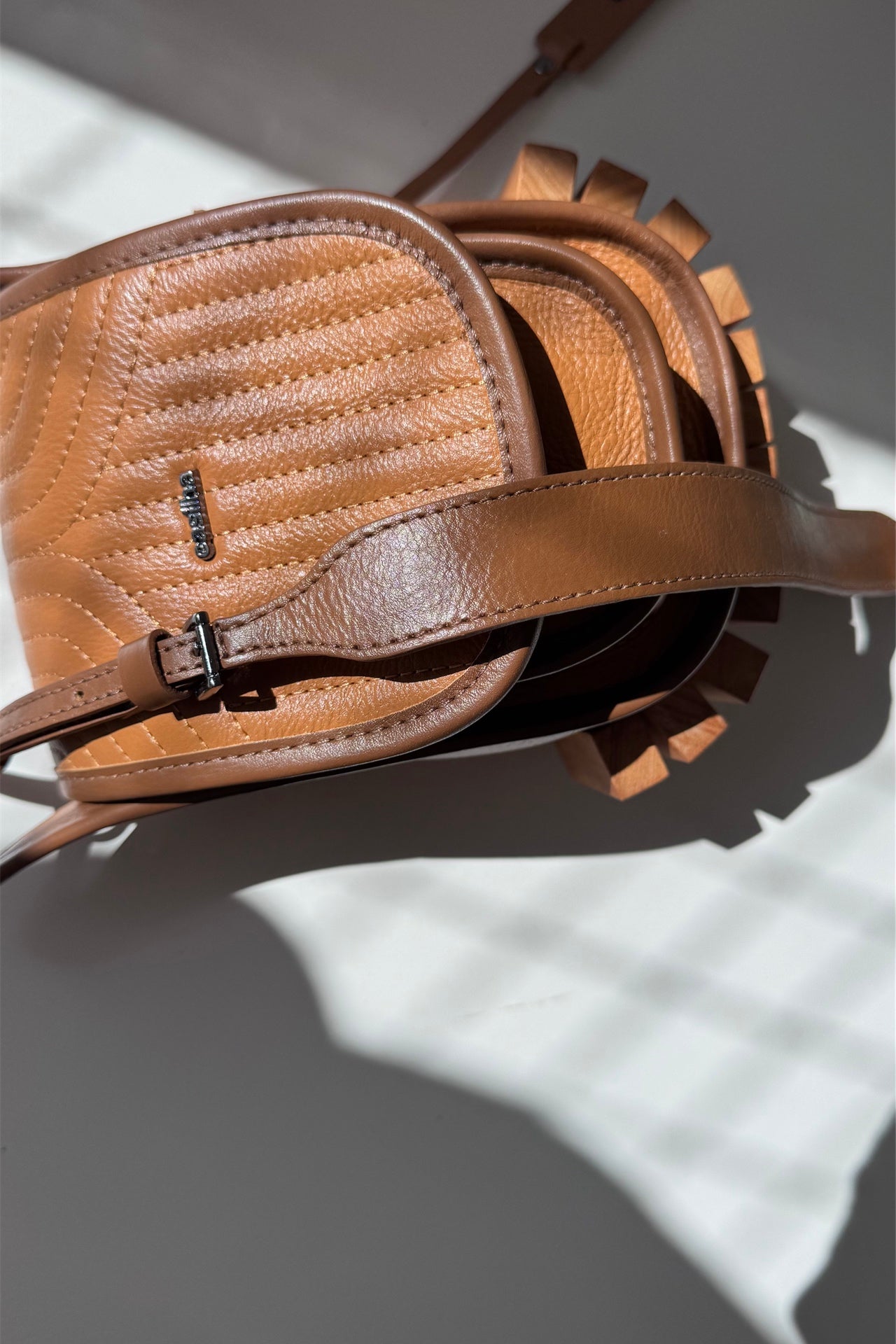BOLSA RESTINGA NANO - couro ocre e noz