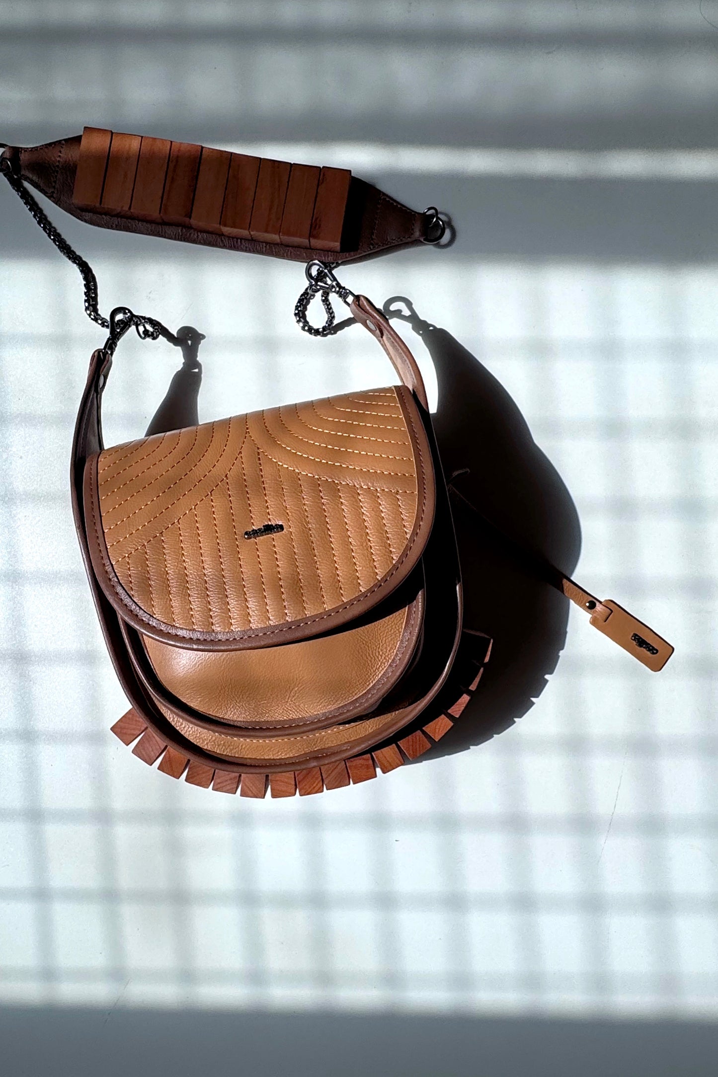 BOLSA RESTINGA - couro ocre e noz