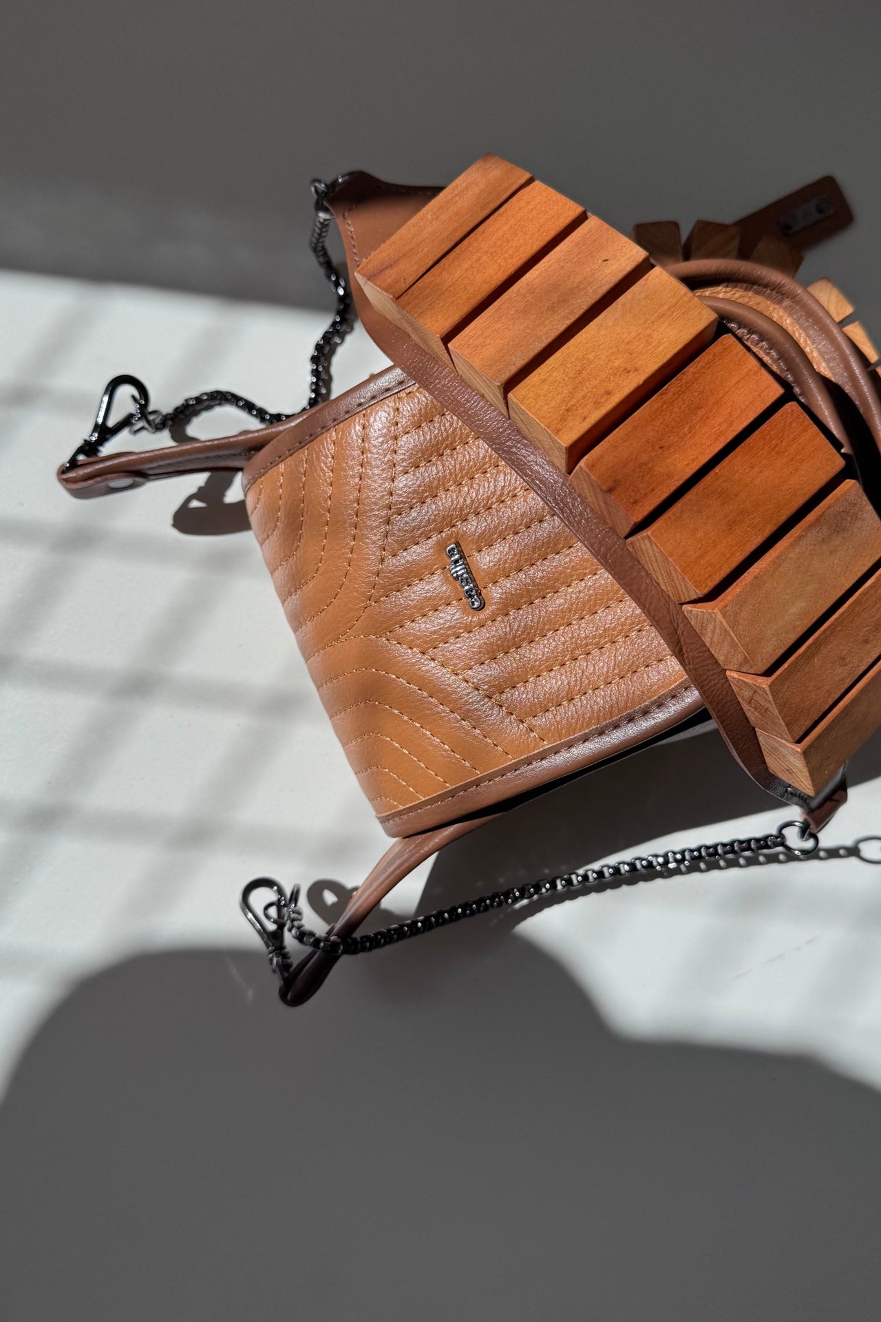 BOLSA RESTINGA NANO - couro ocre e noz