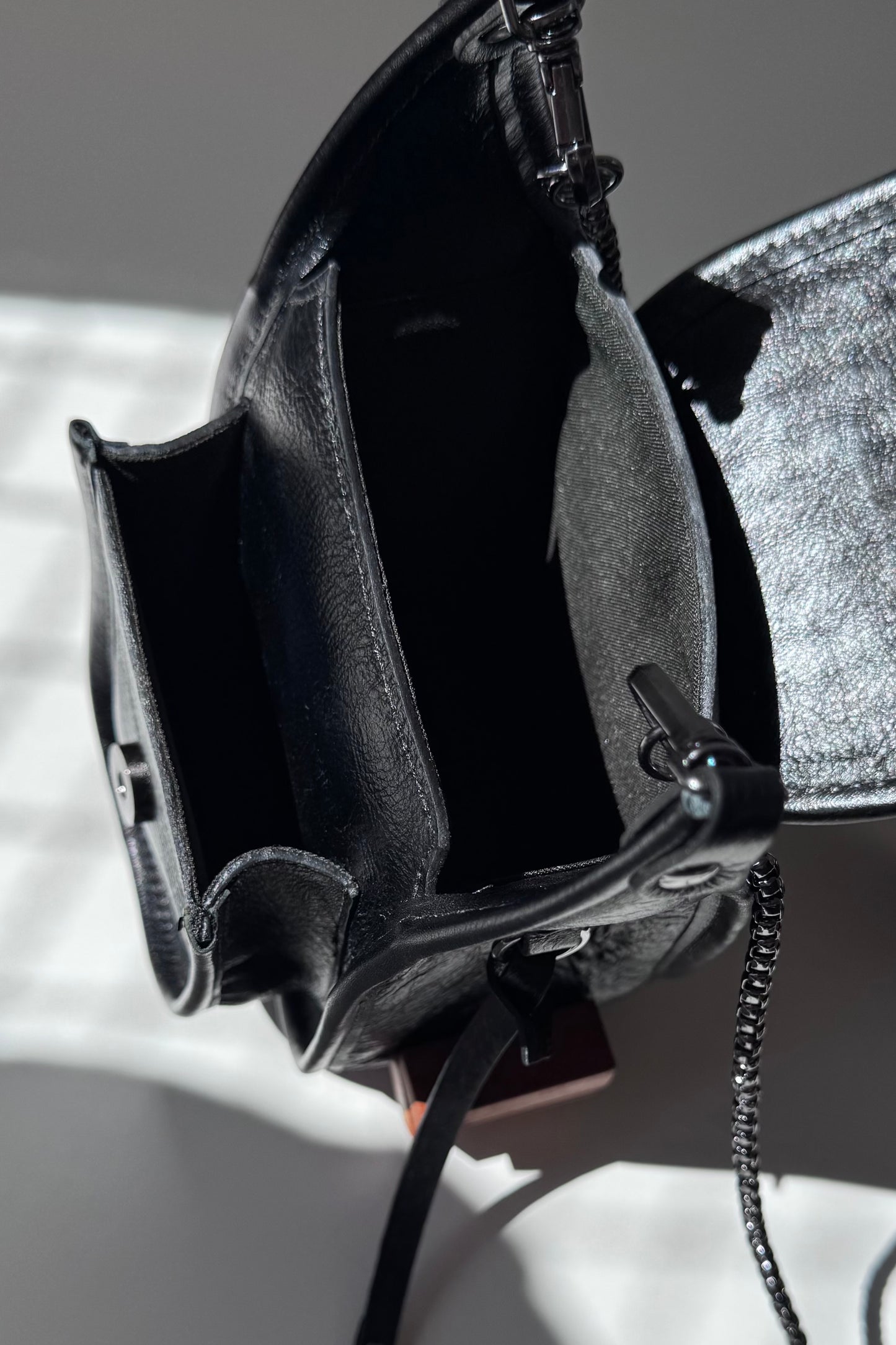 BOLSA RESTINGA NANO - couro carvão