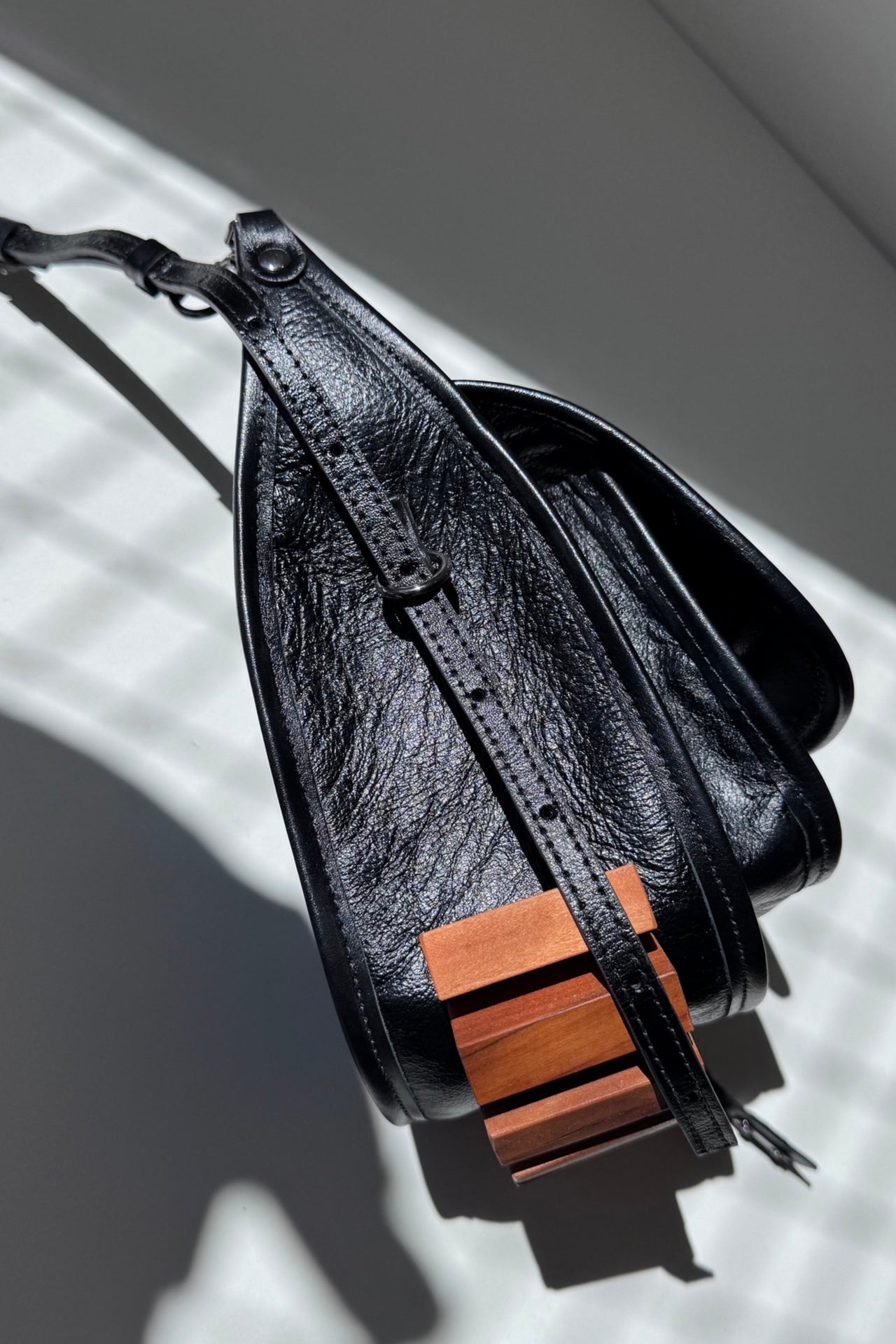 BOLSA RESTINGA NANO - couro carvão