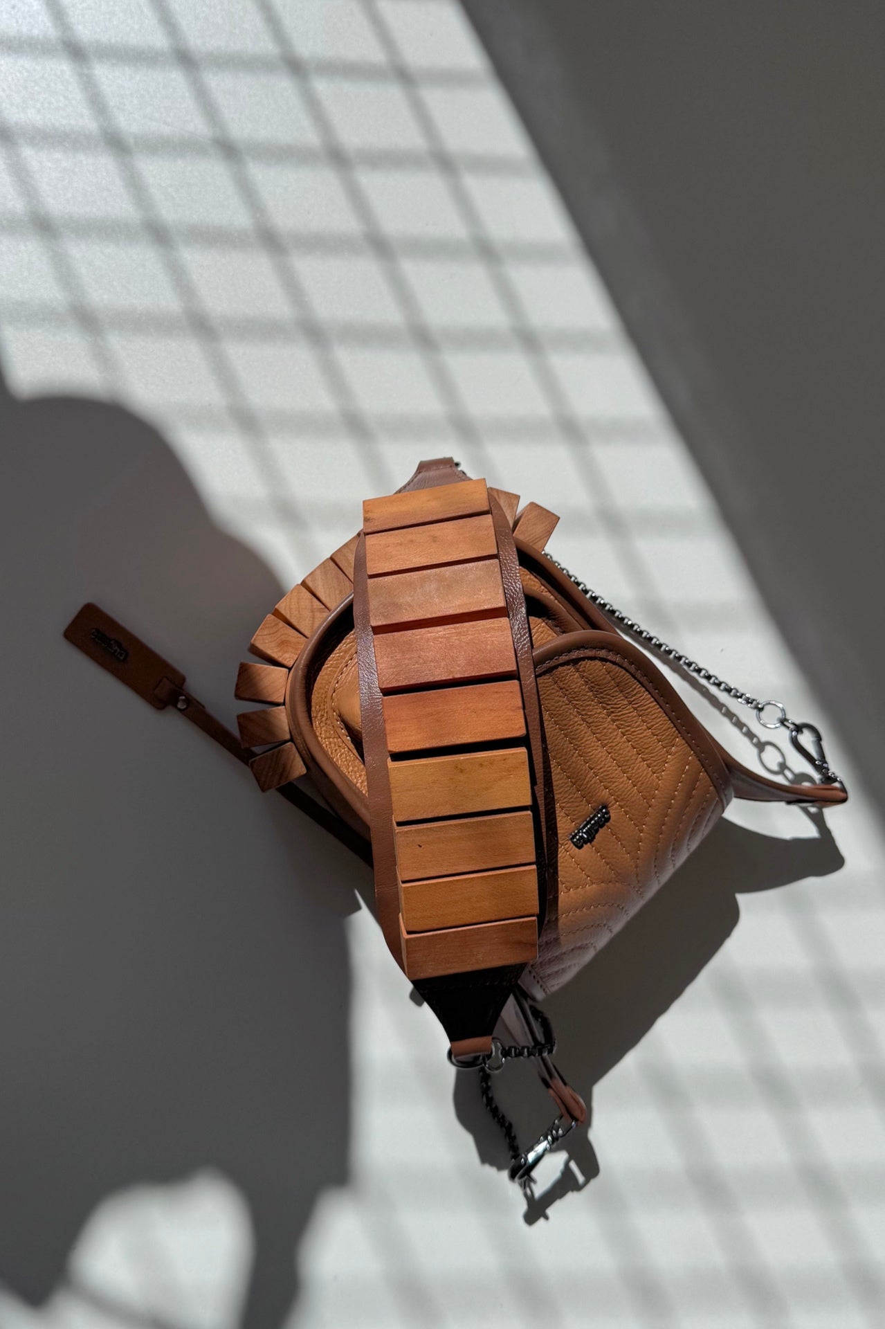 BOLSA RESTINGA NANO - couro ocre e noz