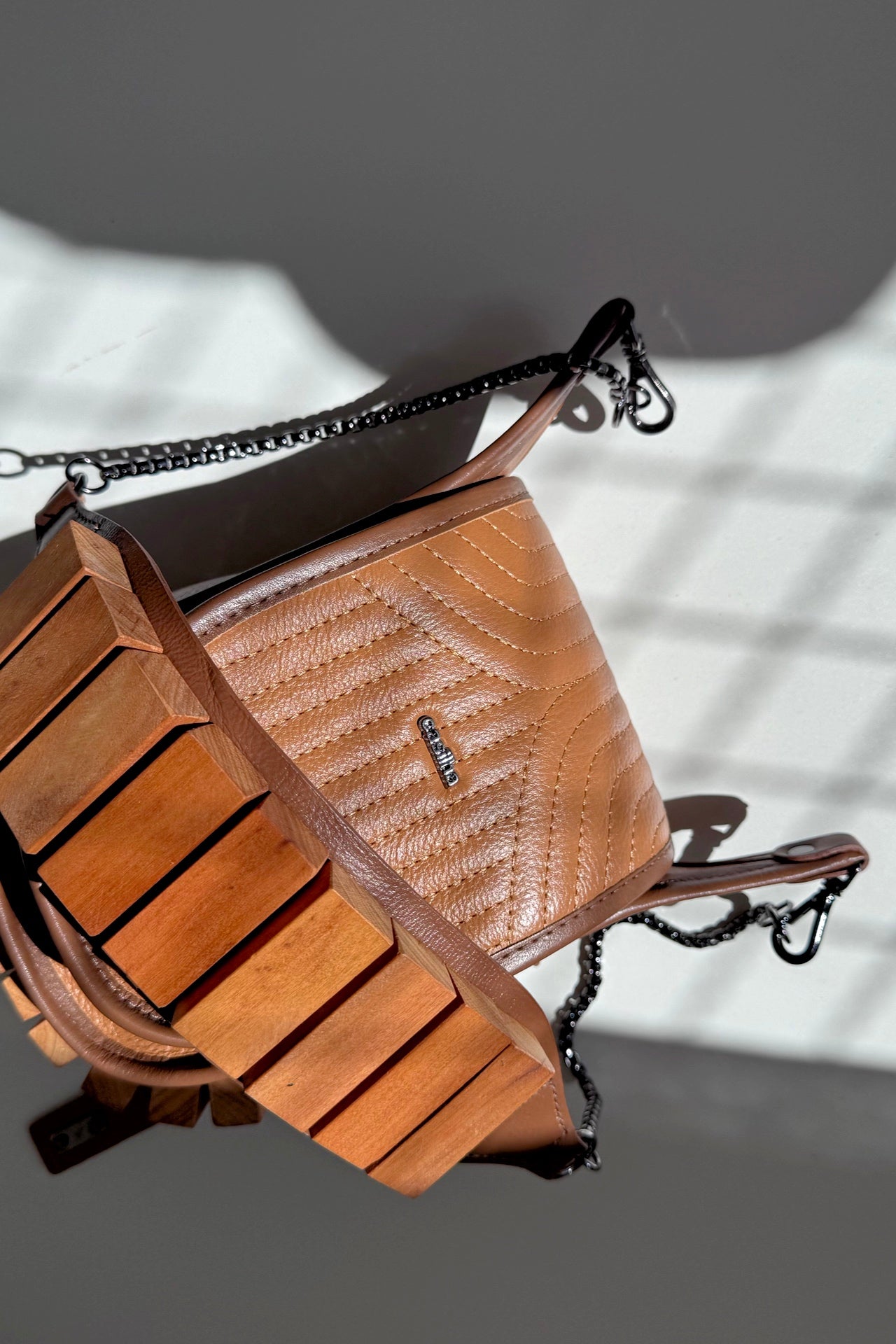 BOLSA RESTINGA NANO - couro ocre e noz