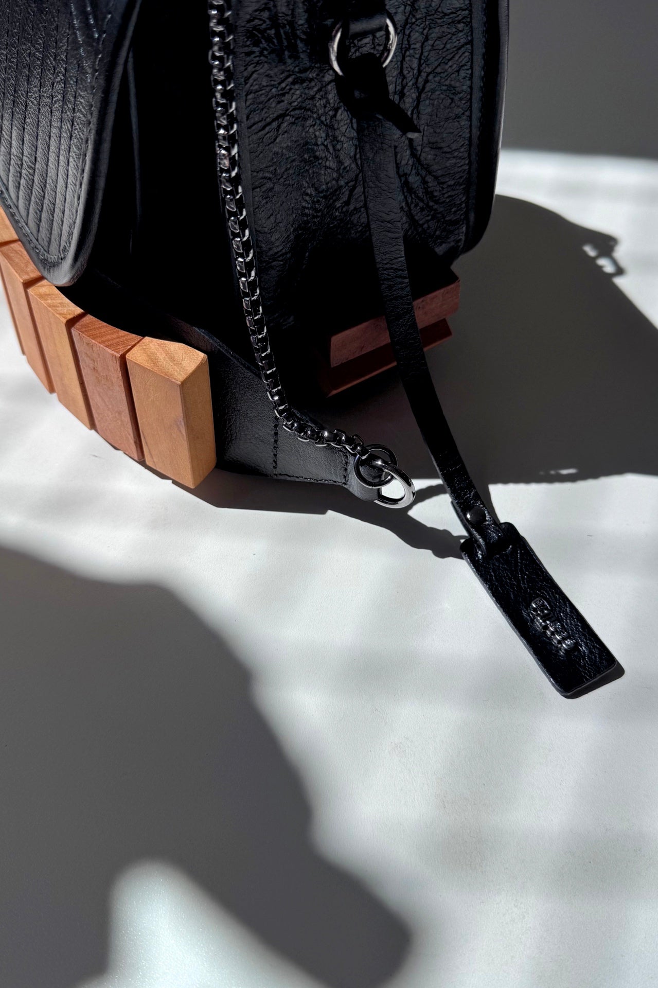 BOLSA RESTINGA NANO - couro carvão