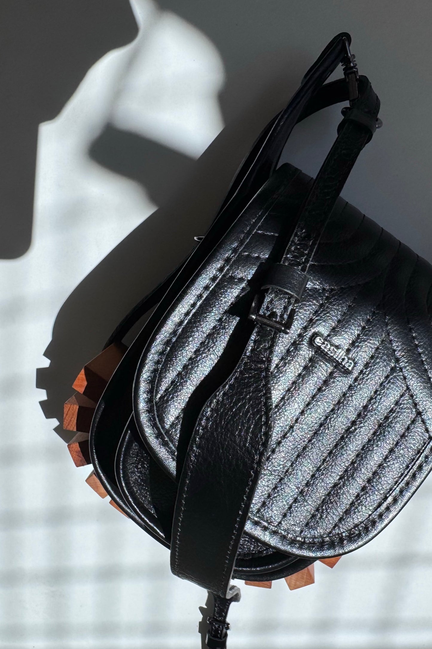 BOLSA RESTINGA NANO - couro carvão