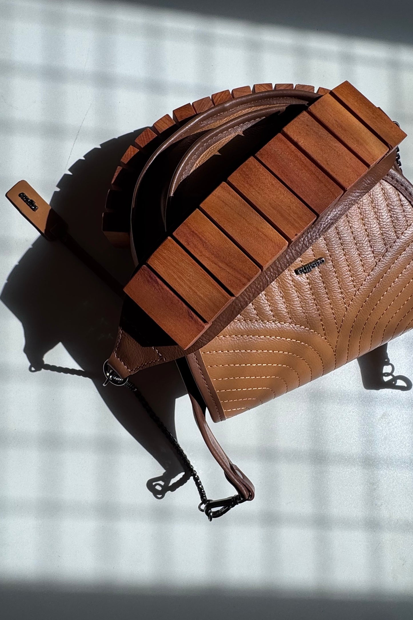 BOLSA RESTINGA - couro ocre e noz