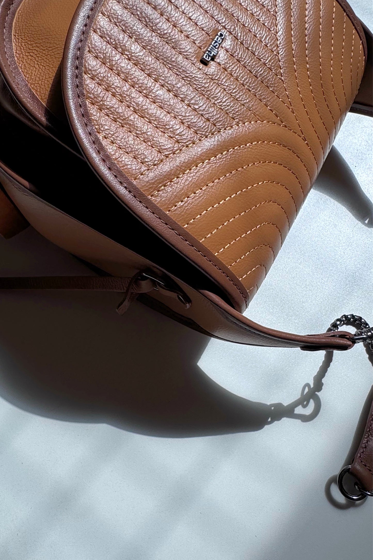 BOLSA RESTINGA - couro ocre e noz