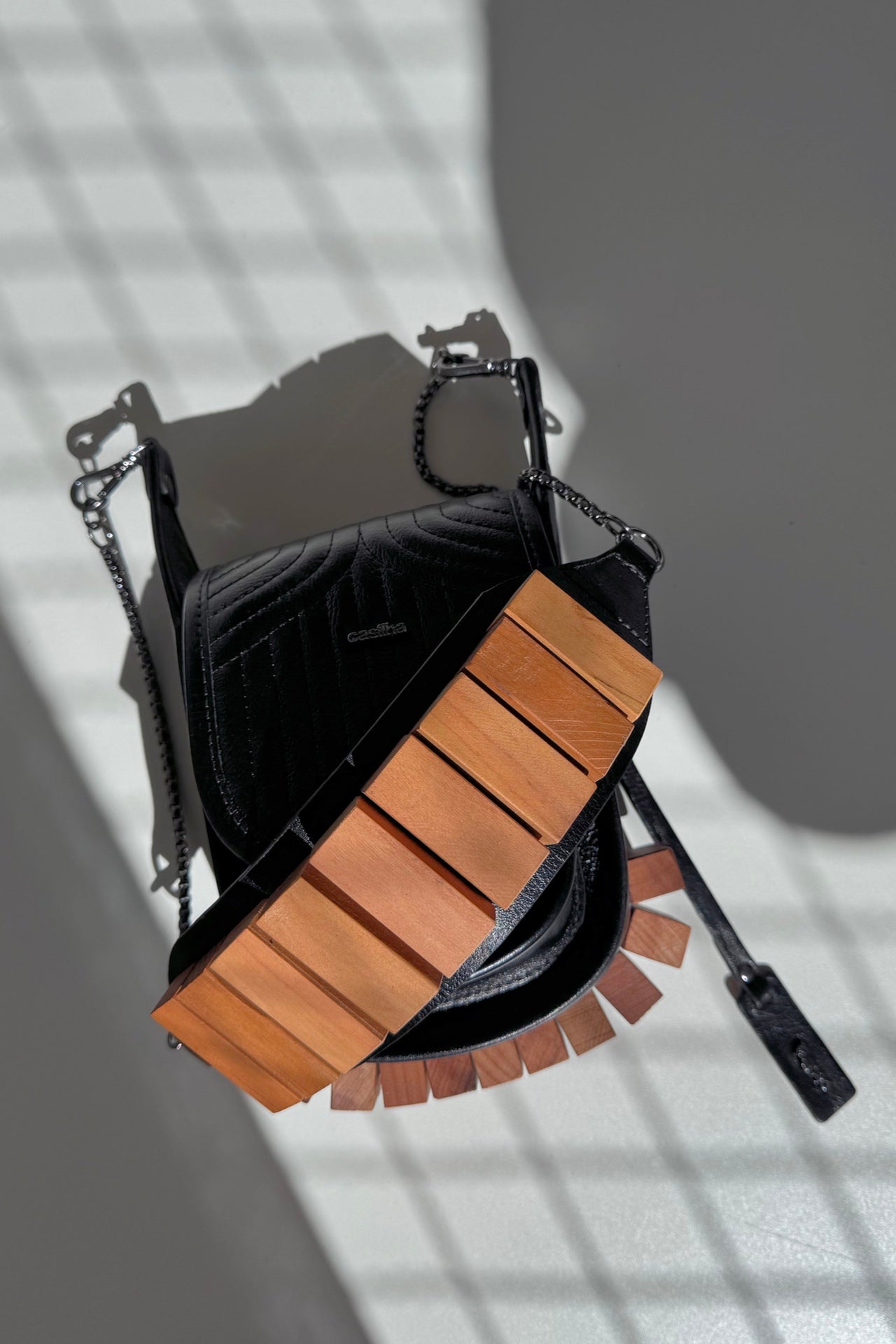 BOLSA RESTINGA NANO - couro carvão