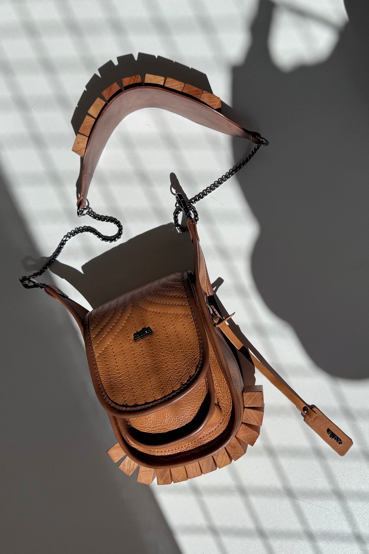 BOLSA RESTINGA NANO - couro ocre e noz
