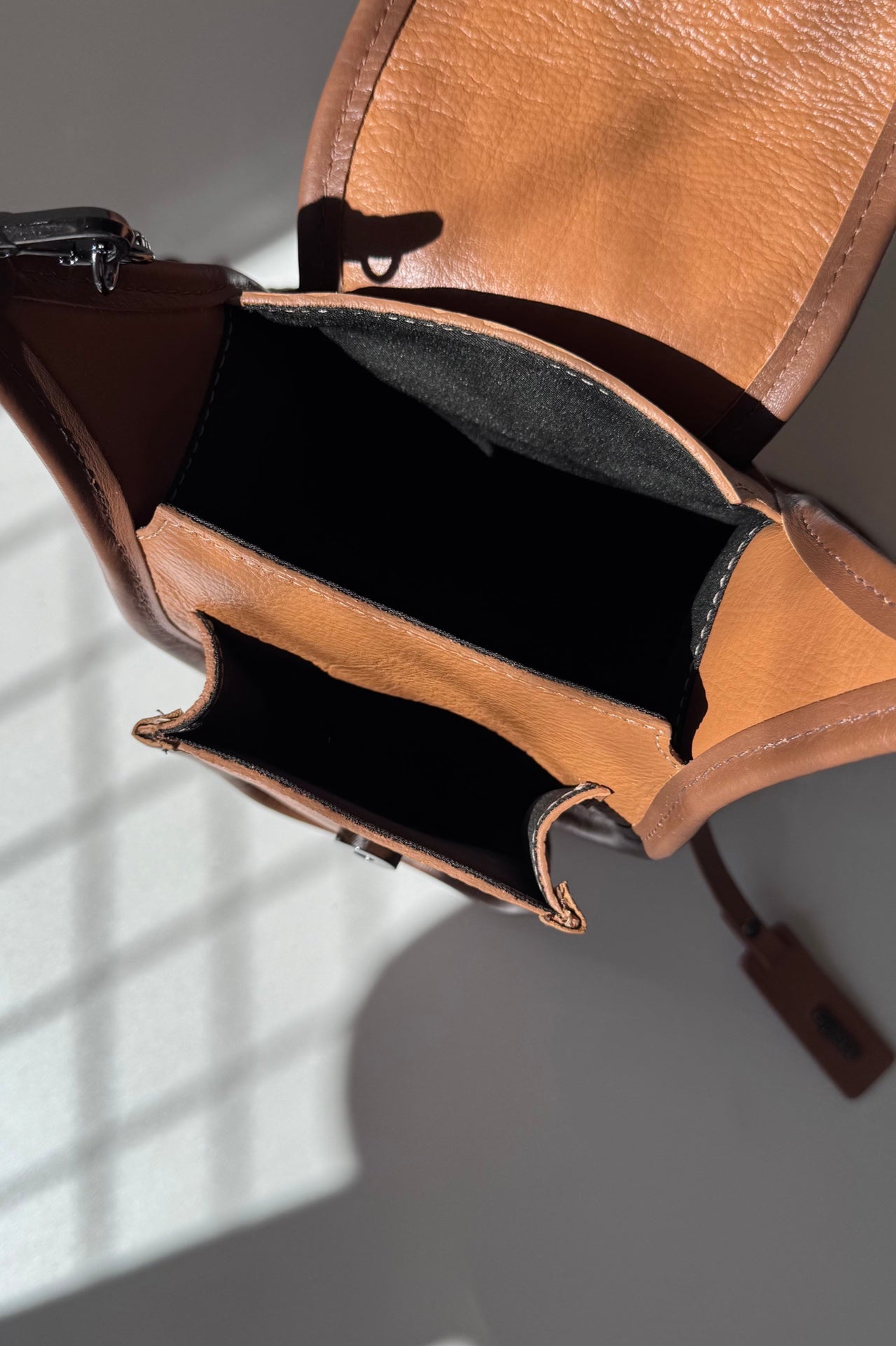 BOLSA RESTINGA NANO - couro ocre e noz