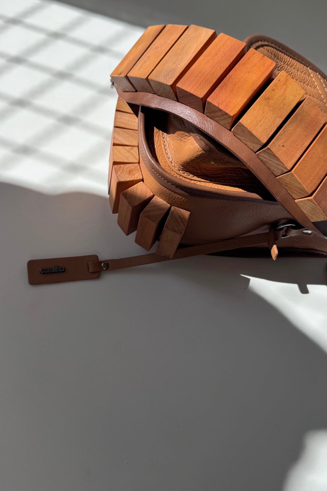 BOLSA RESTINGA NANO - couro ocre e noz