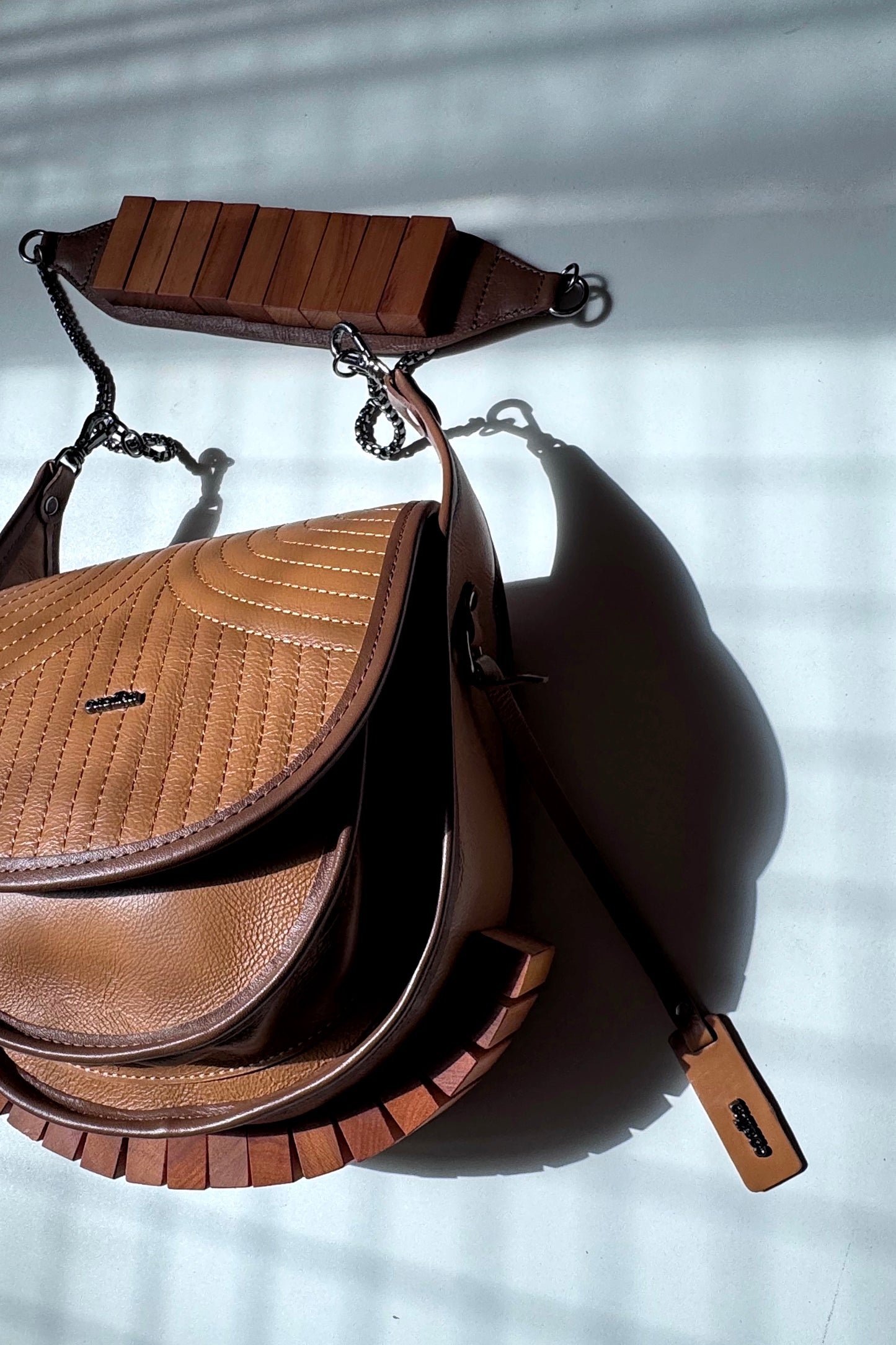 BOLSA RESTINGA - couro ocre e noz
