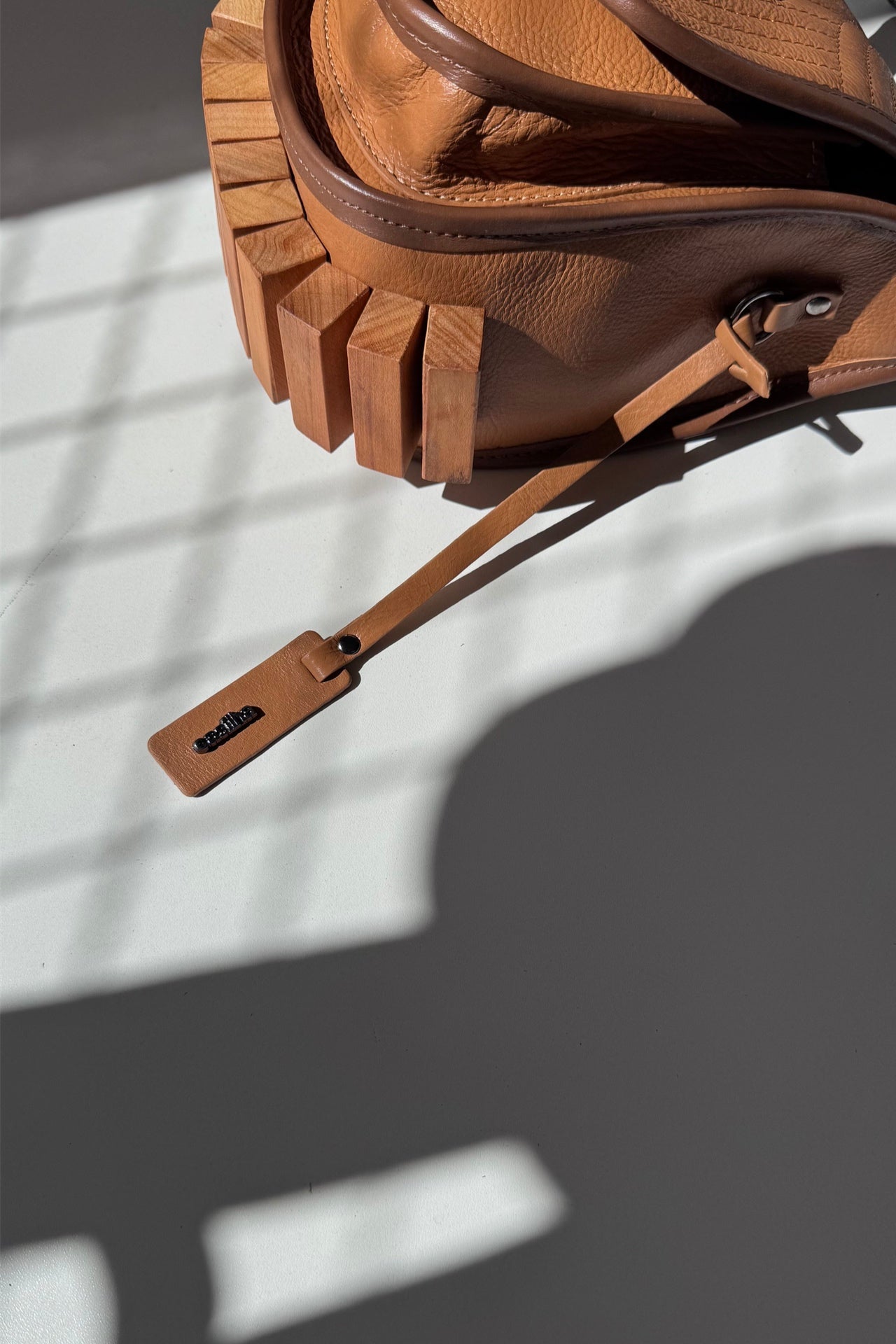 BOLSA RESTINGA NANO - couro ocre e noz