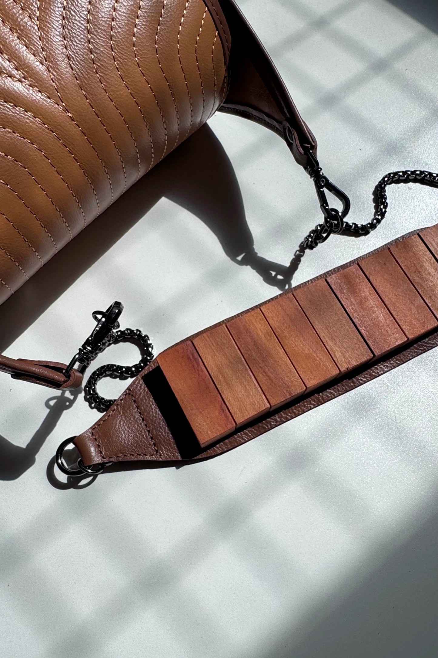 BOLSA RESTINGA - couro ocre e noz
