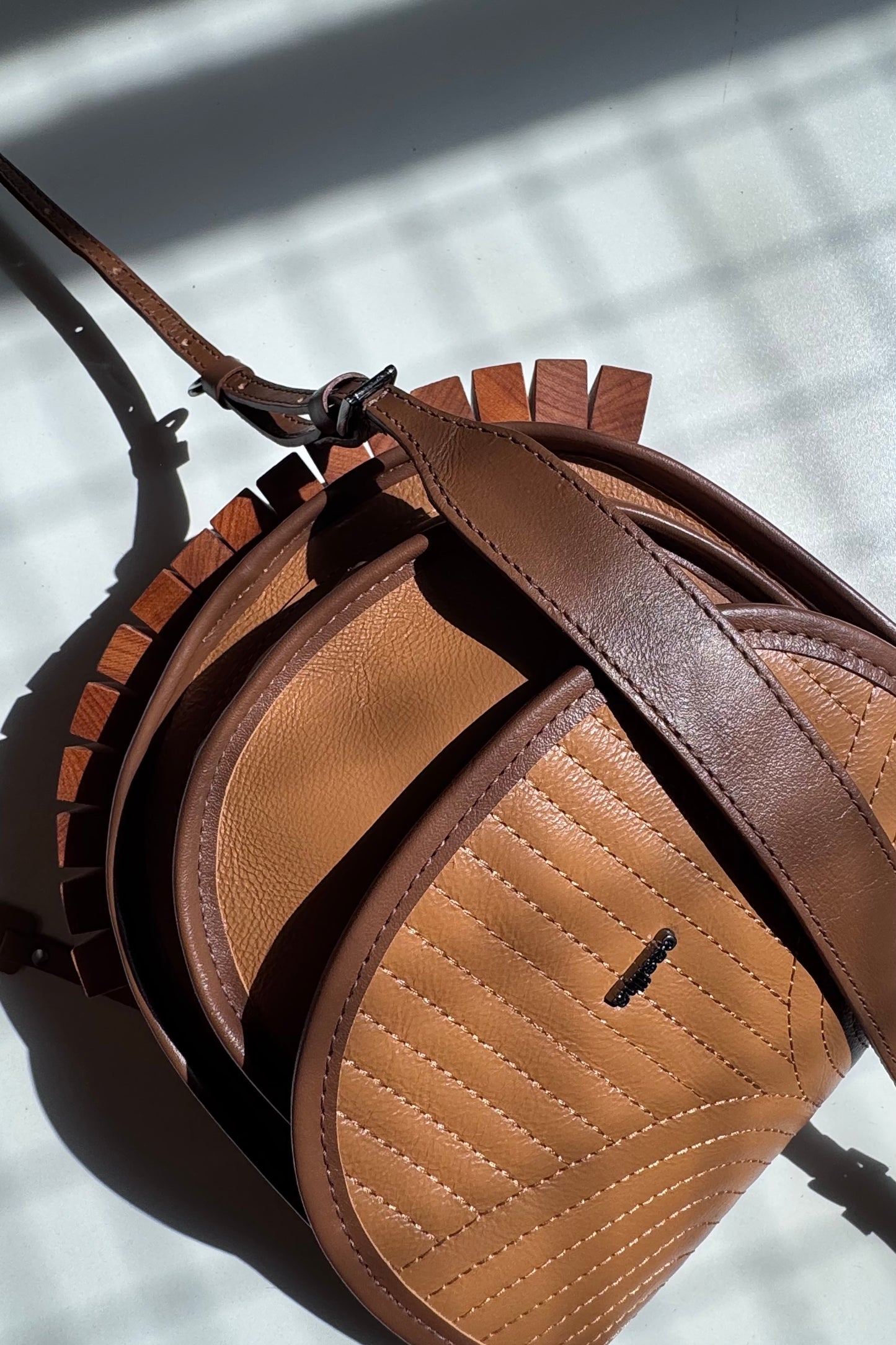 BOLSA RESTINGA - couro ocre e noz