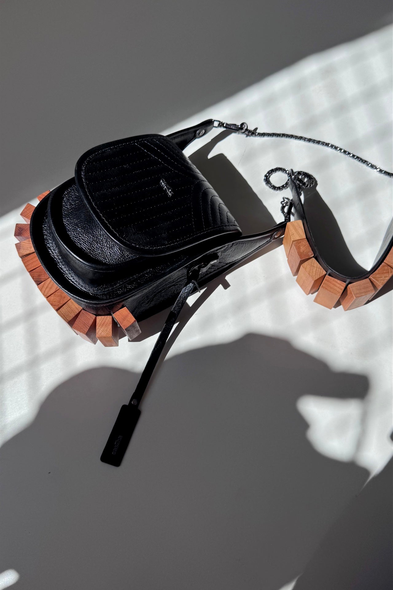 BOLSA RESTINGA NANO - couro carvão