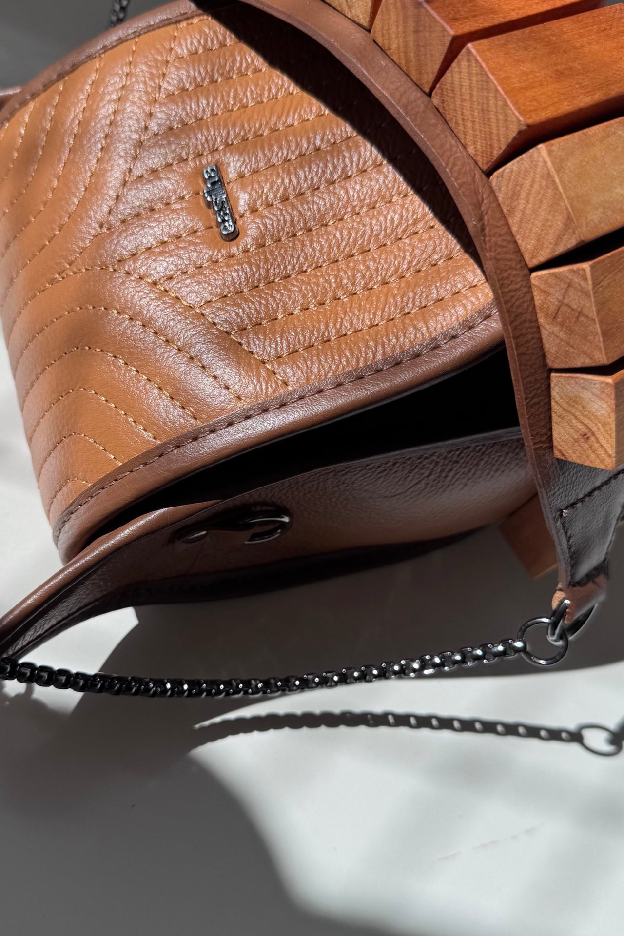 BOLSA RESTINGA NANO - couro ocre e noz