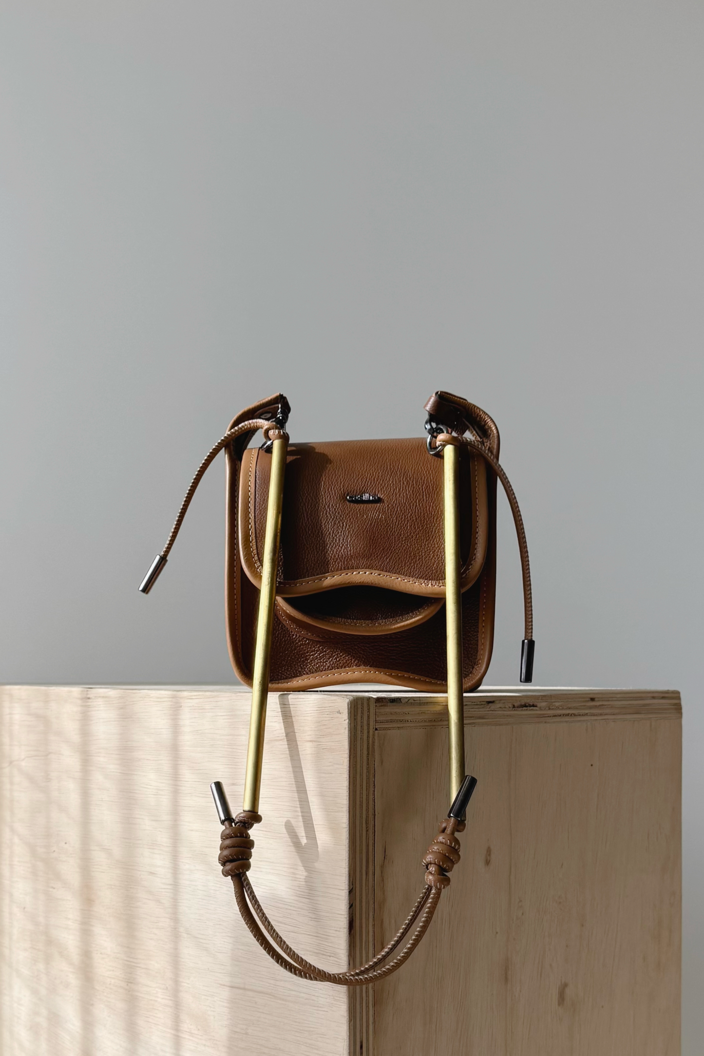BOLSA CURVA - ocre e noz