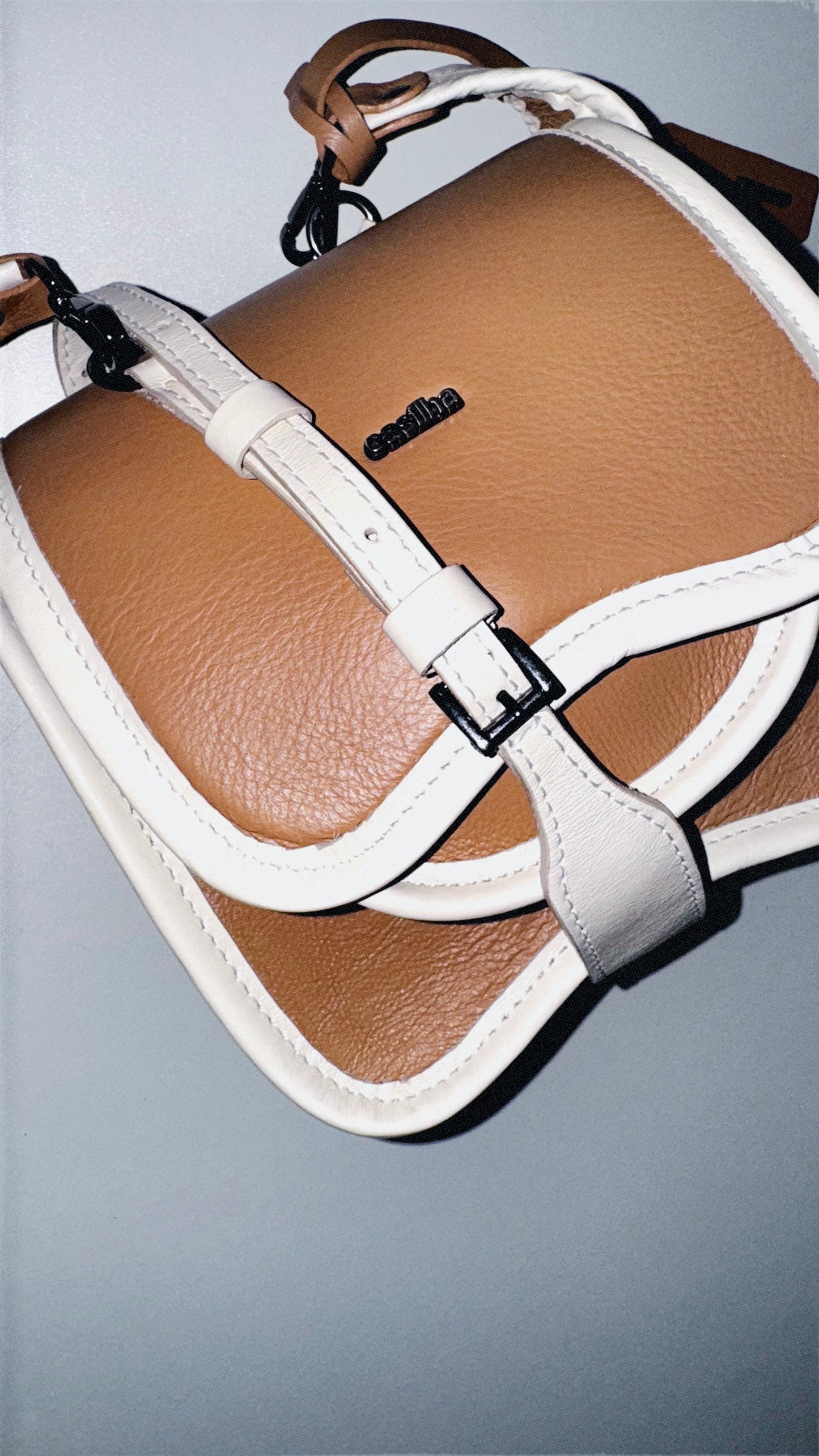 BOLSA CURVA - avelã e creme branco