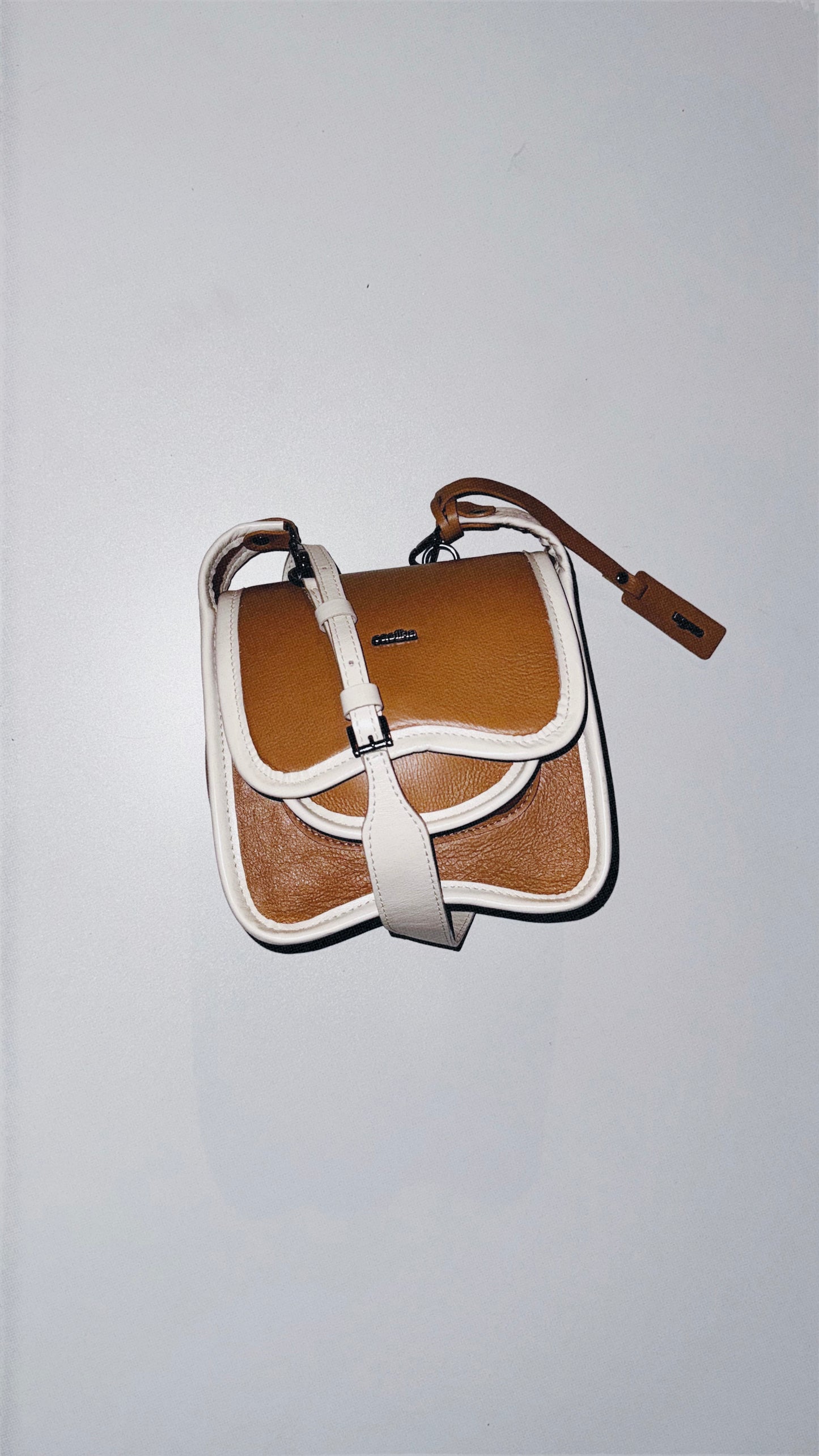 BOLSA CURVA - avelã e creme branco