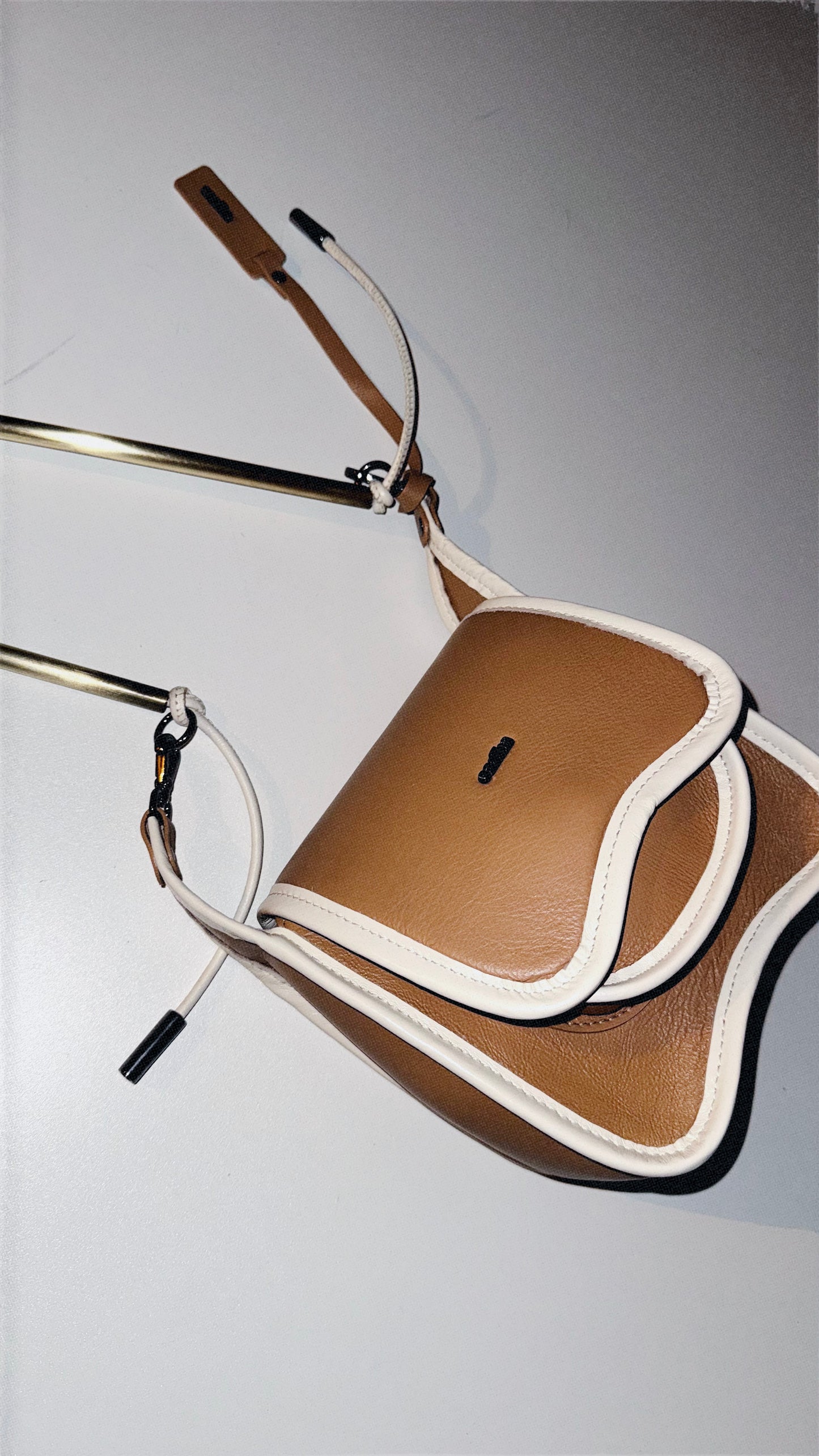 BOLSA CURVA - avelã e creme branco
