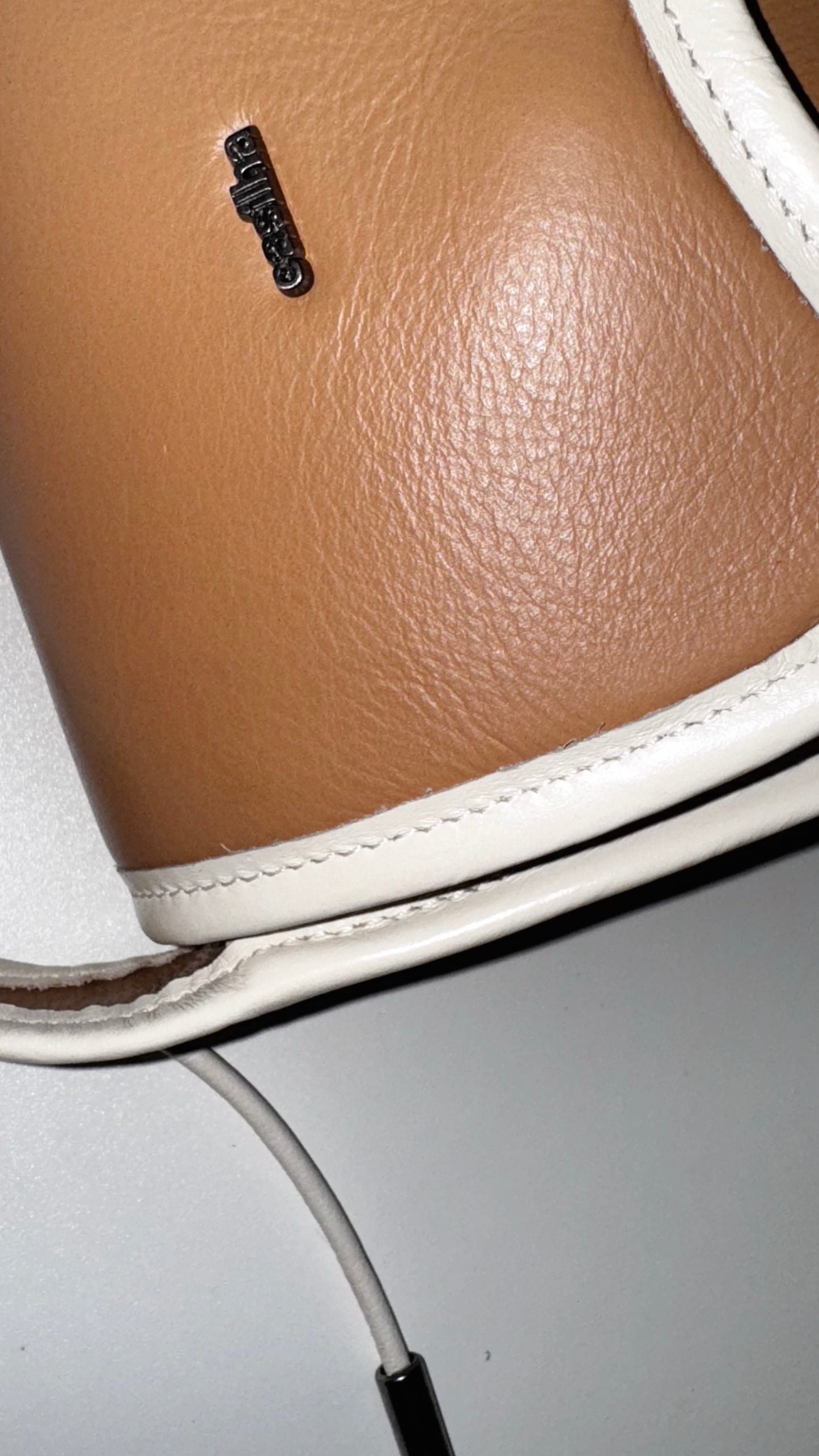 BOLSA CURVA - avelã e creme branco