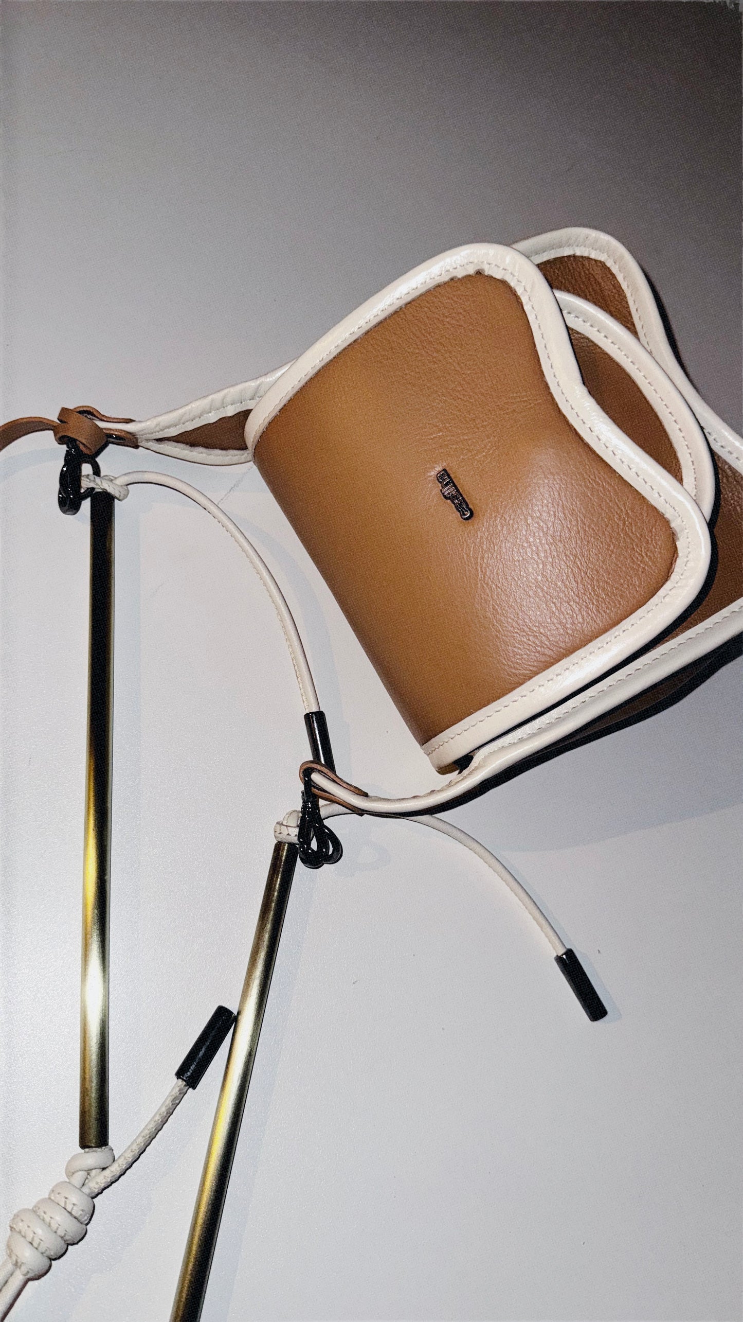 BOLSA CURVA - avelã e creme branco
