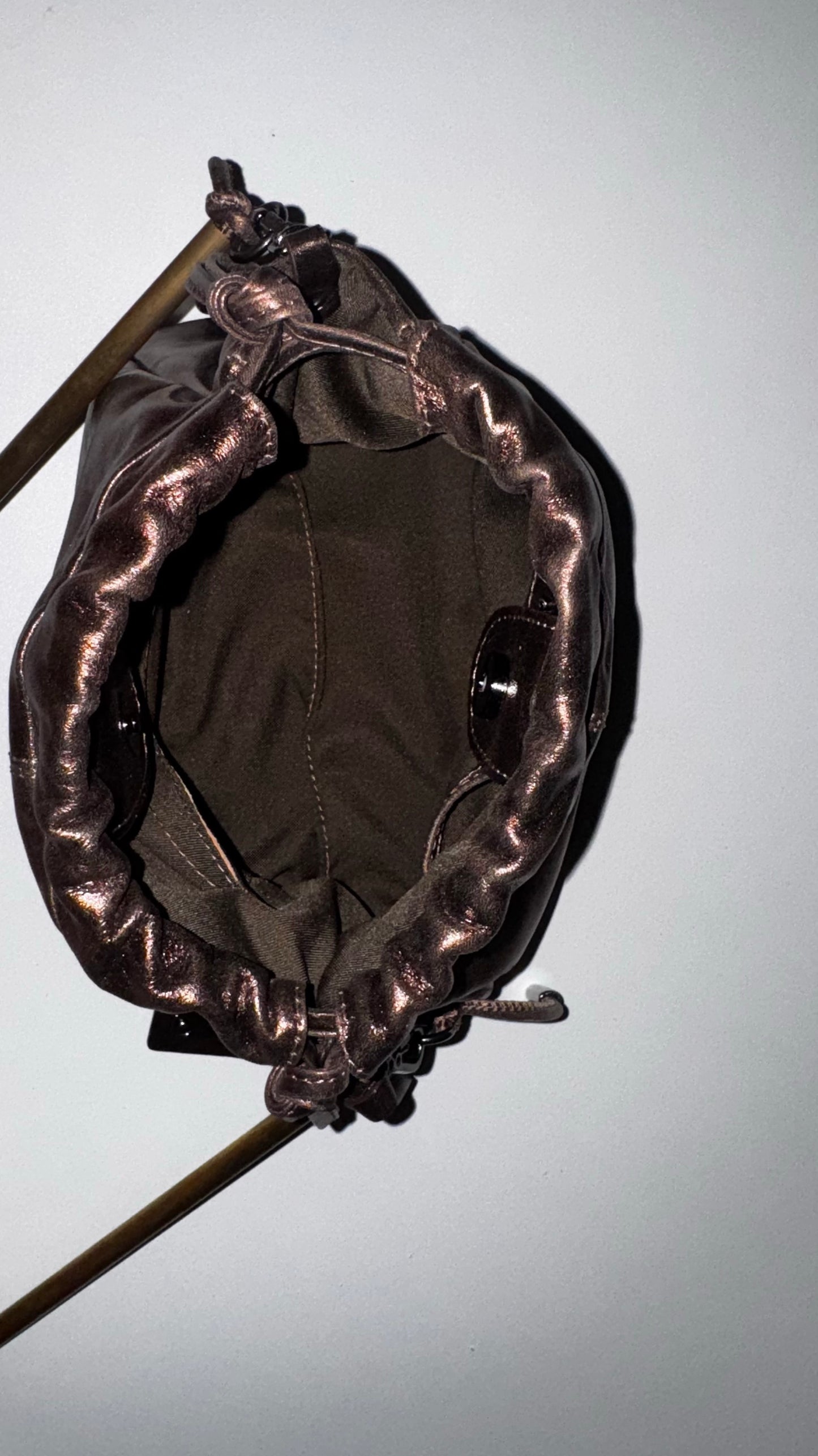 BOLSA OBRA MINI HASTE - marrom metalizado