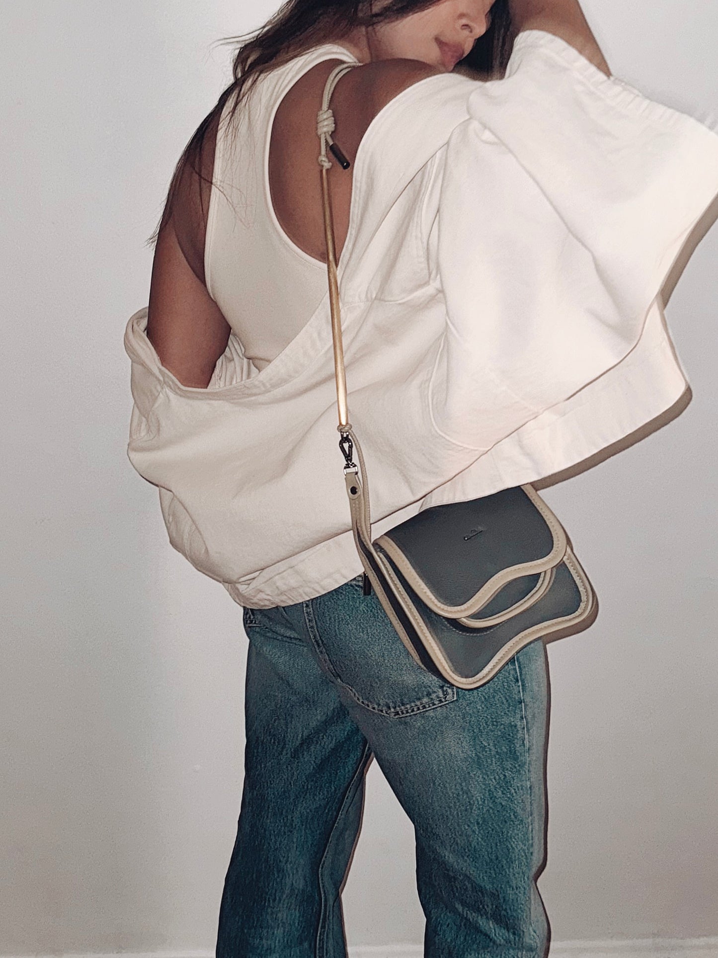 BOLSA CURVA - avelã e creme branco