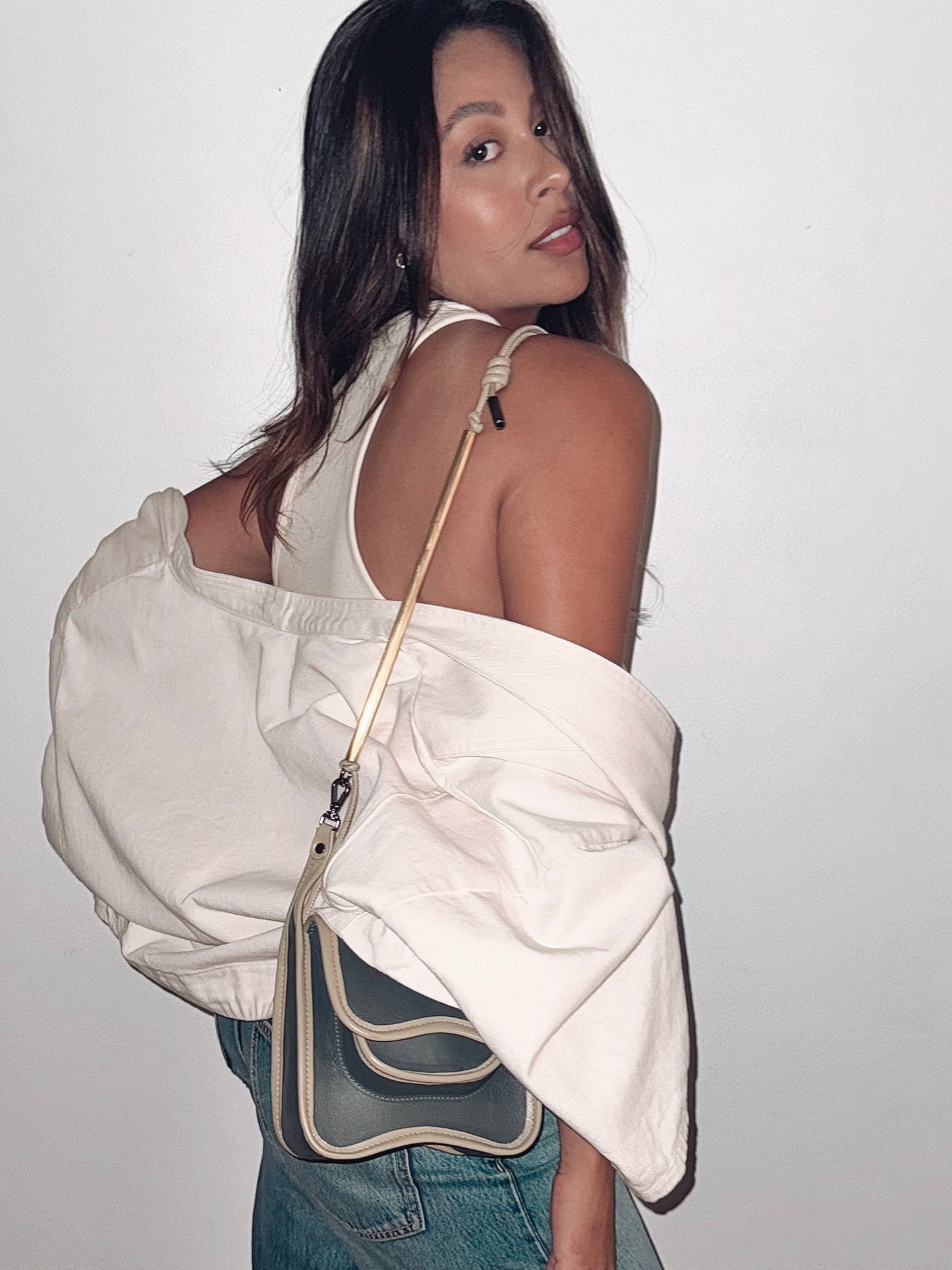 BOLSA CURVA - avelã e creme branco