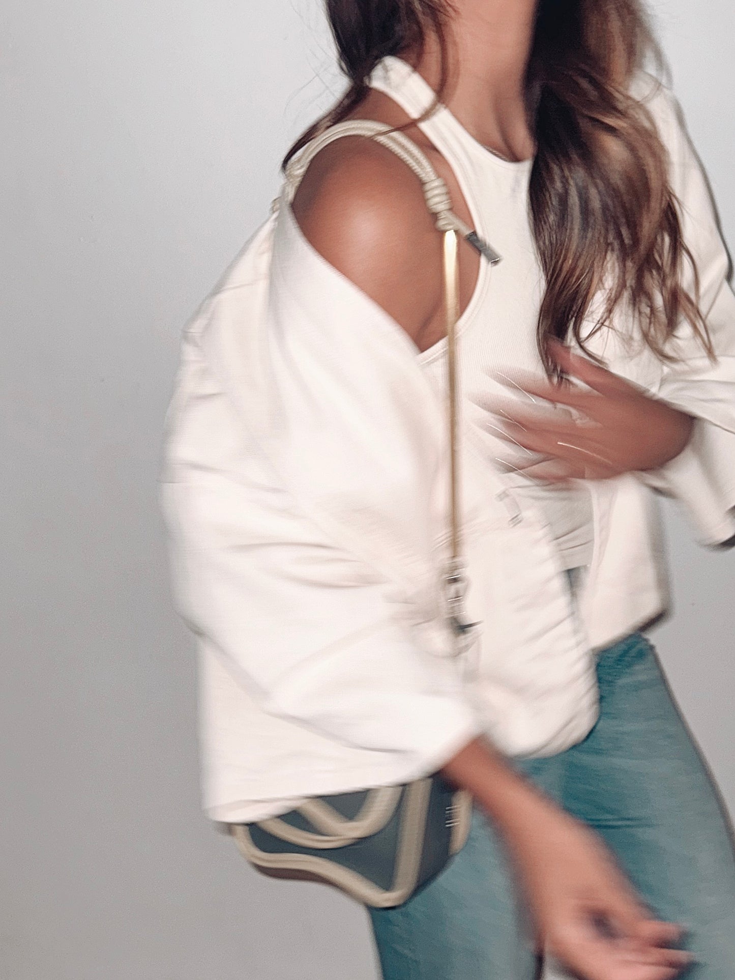 BOLSA CURVA - avelã e creme branco