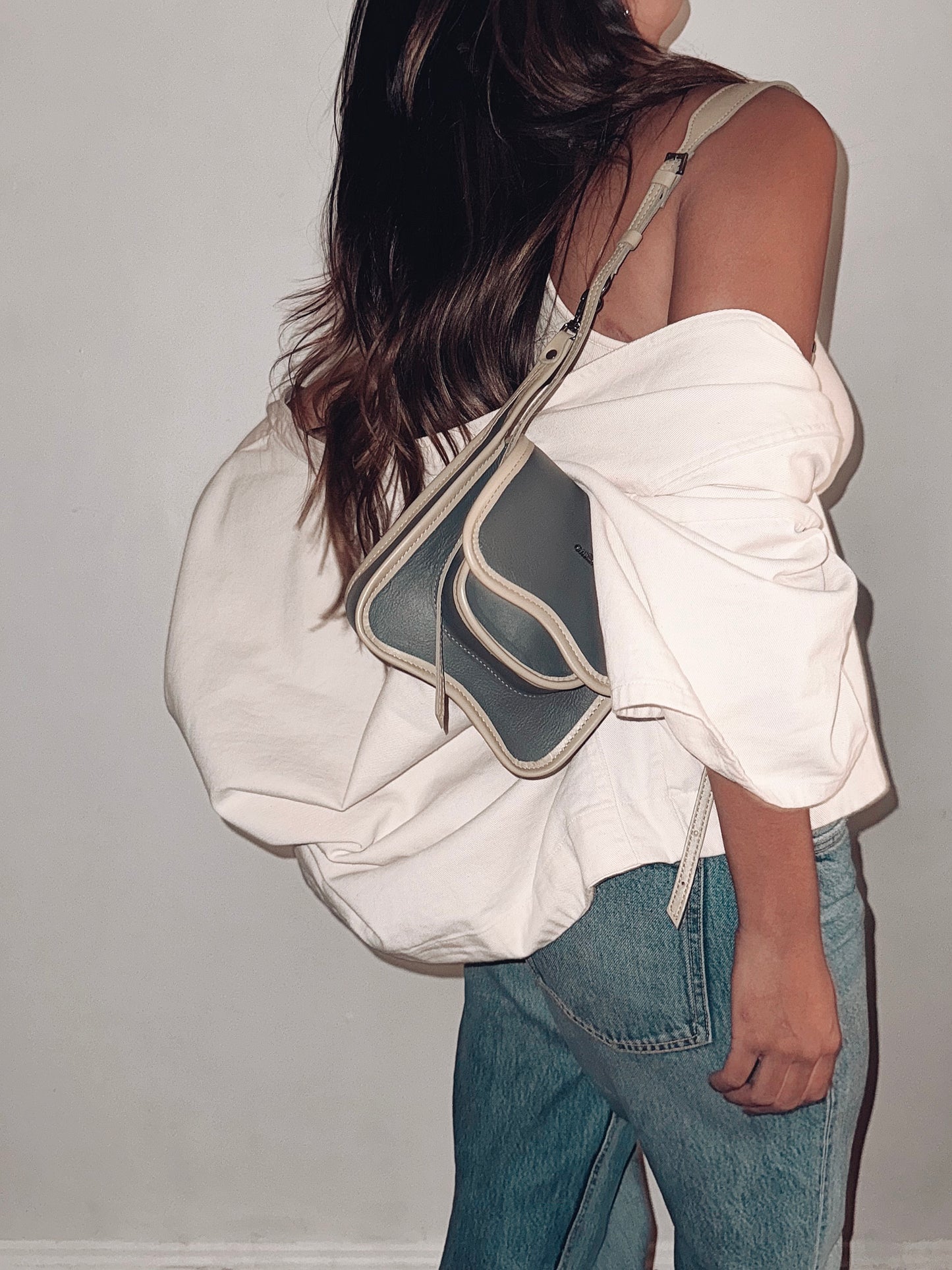 BOLSA CURVA - avelã e creme branco