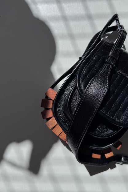 BOLSA RESTINGA NANO - couro carvão