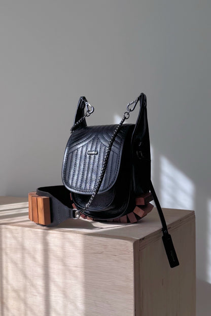 BOLSA RESTINGA NANO - couro carvão