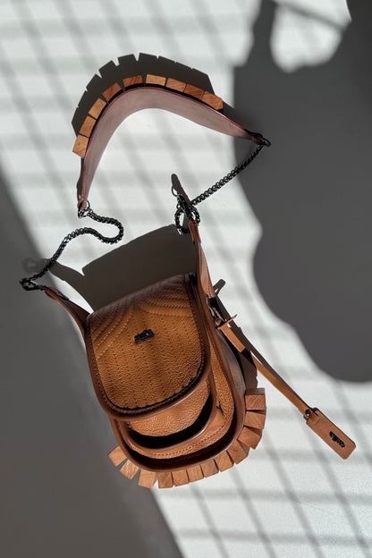BOLSA RESTINGA NANO - couro ocre e noz