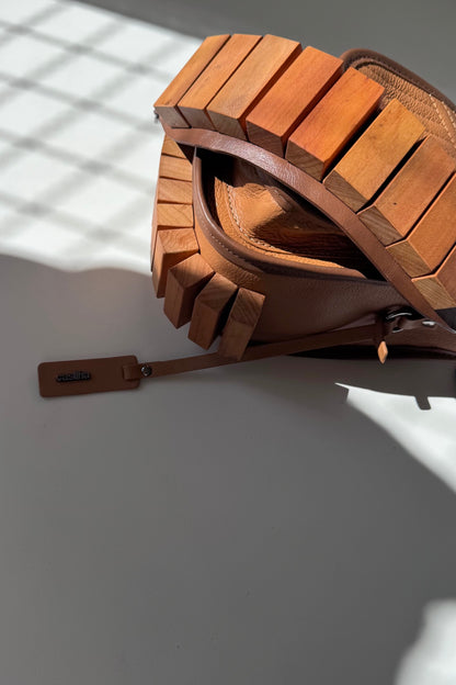 BOLSA RESTINGA NANO - couro ocre e noz