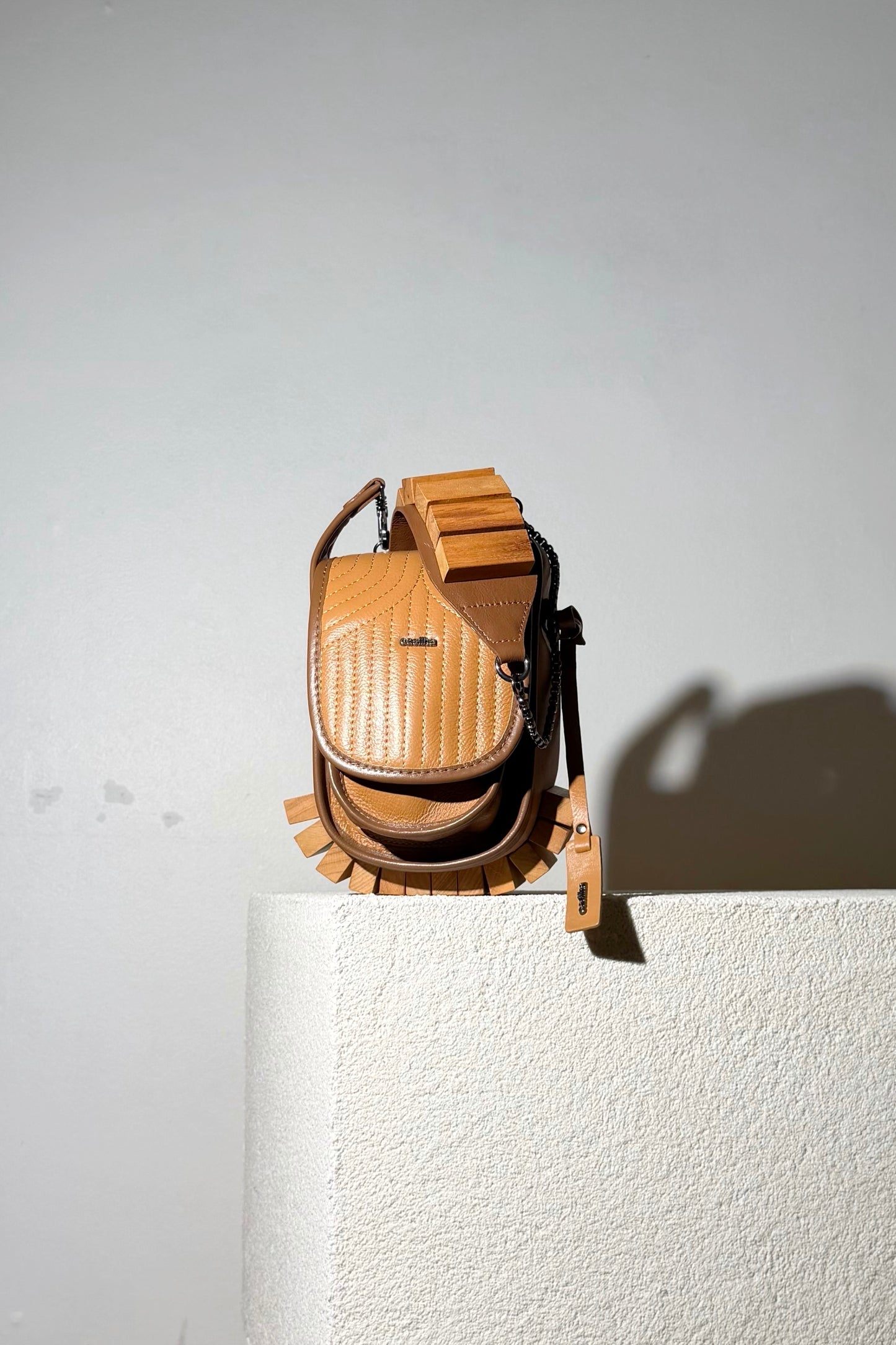 BOLSA RESTINGA NANO - couro ocre e noz