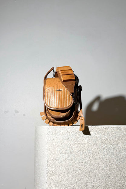 BOLSA RESTINGA NANO - couro ocre e noz