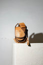 BOLSA RESTINGA NANO - couro ocre e noz