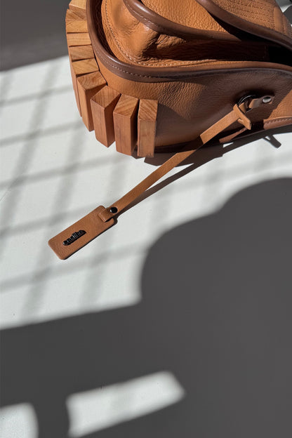 BOLSA RESTINGA NANO - couro ocre e noz