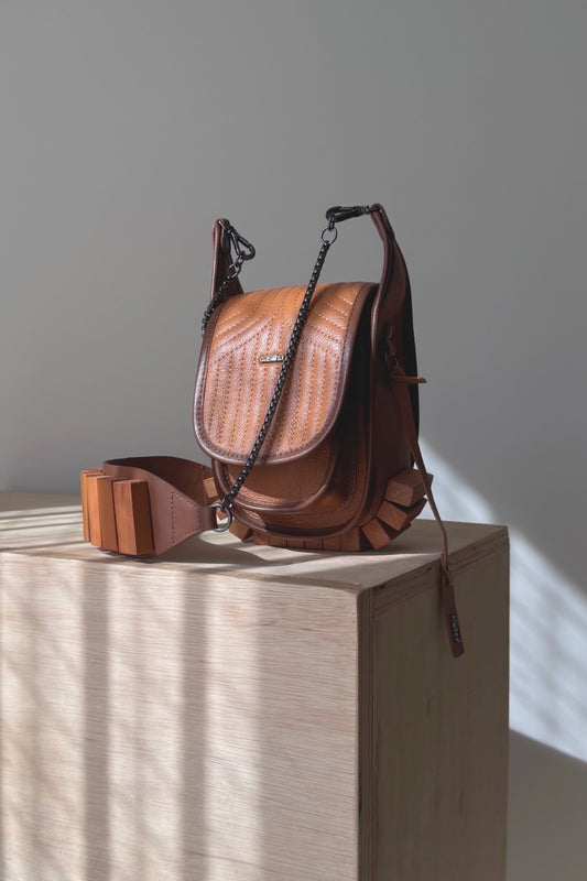 BOLSA RESTINGA NANO - couro ocre e noz