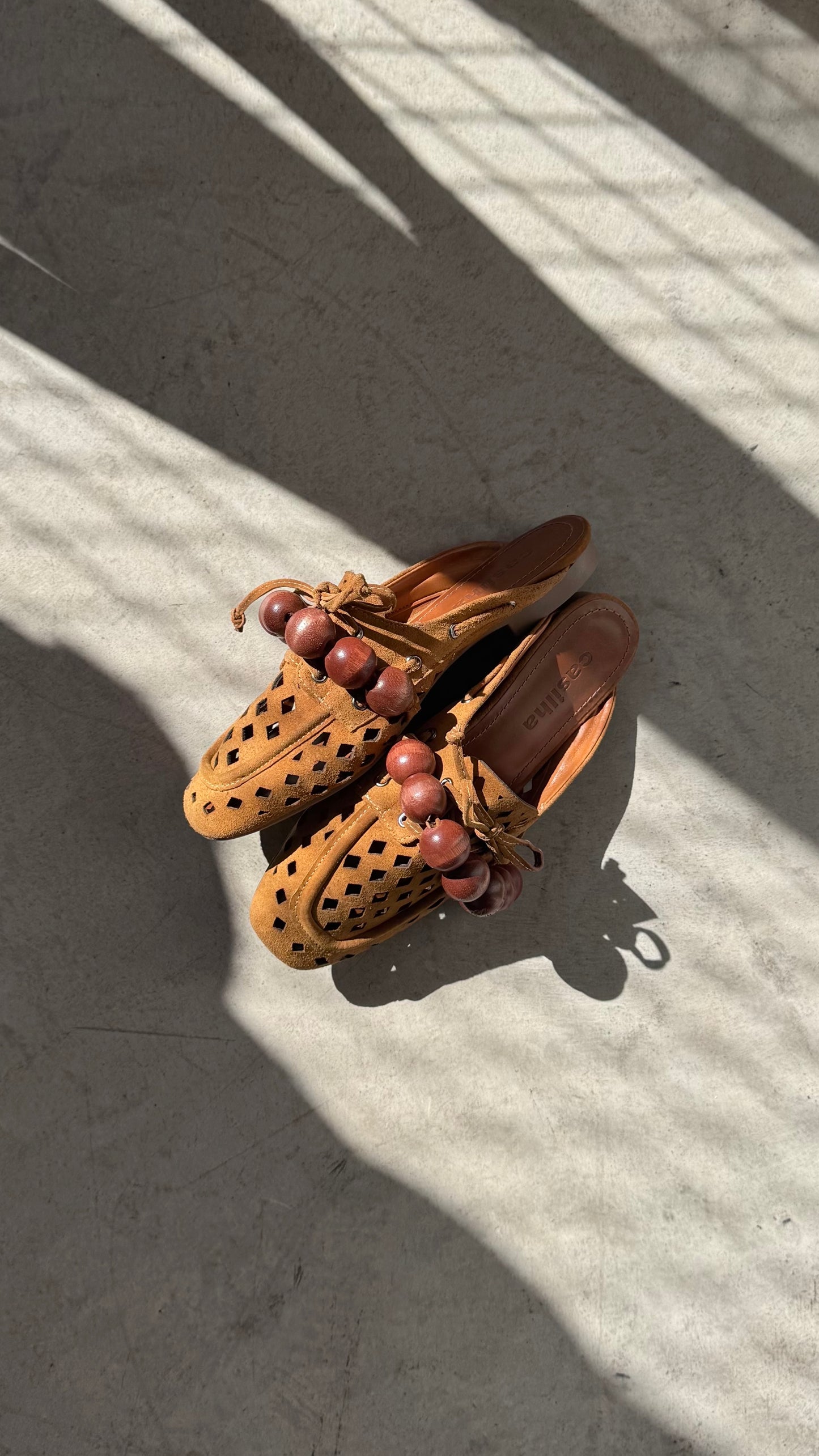 MULE VAZADO ESFERAS - camurça ocre