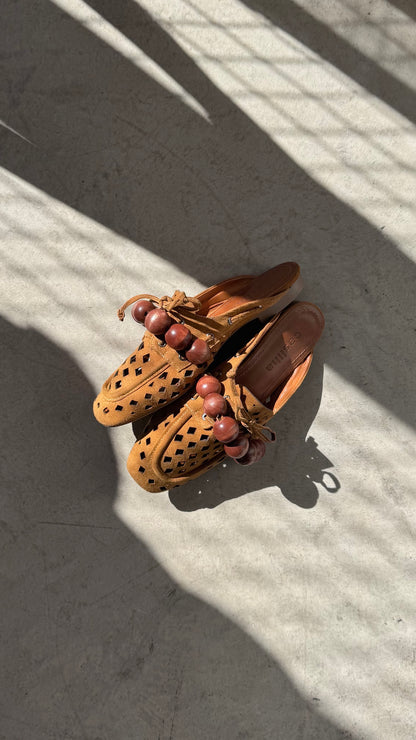 MULE VAZADO ESFERAS - camurça ocre