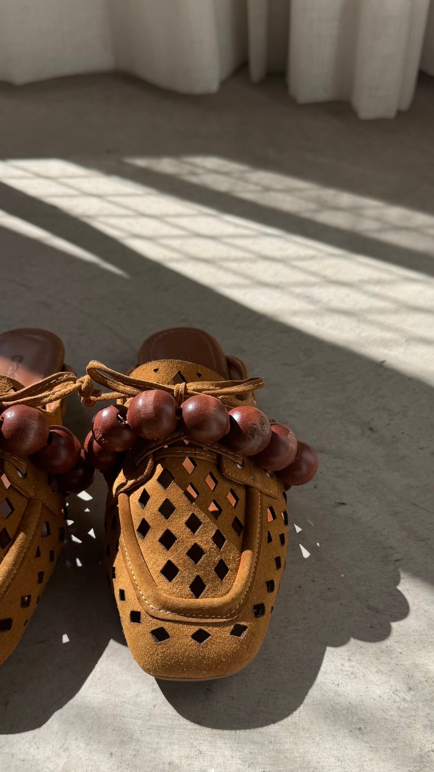 MULE VAZADO ESFERAS - camurça ocre