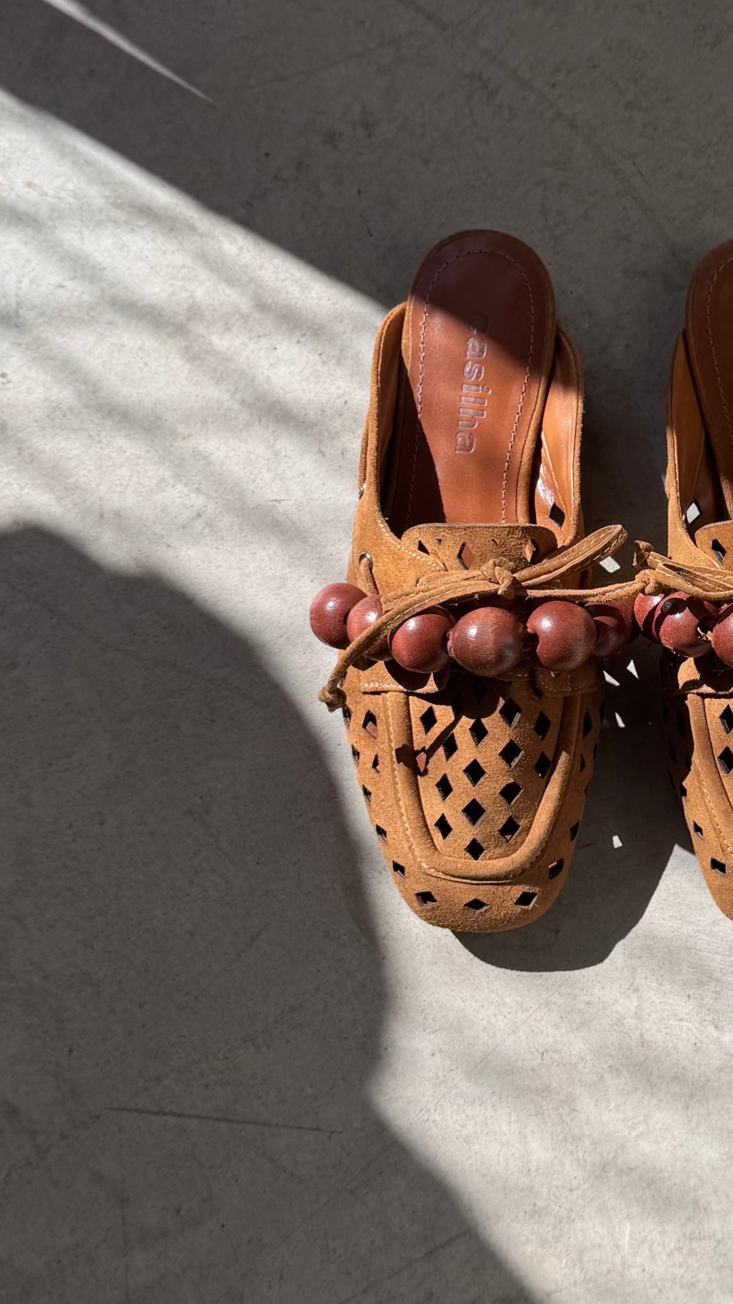 MULE VAZADO ESFERAS - camurça ocre