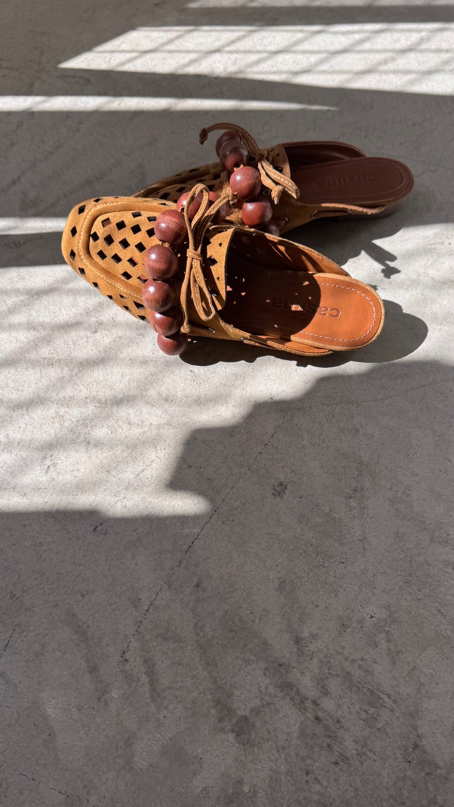 MULE VAZADO ESFERAS - camurça ocre