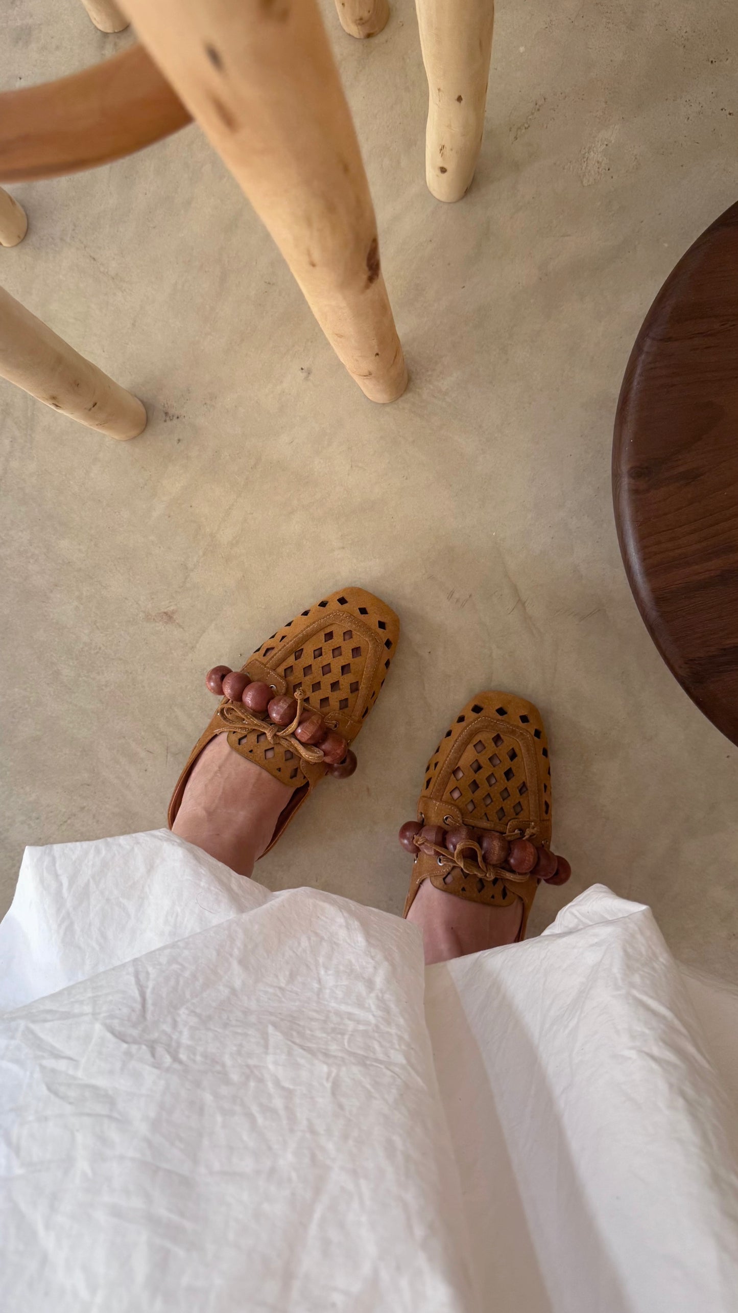 MULE VAZADO ESFERAS - camurça ocre